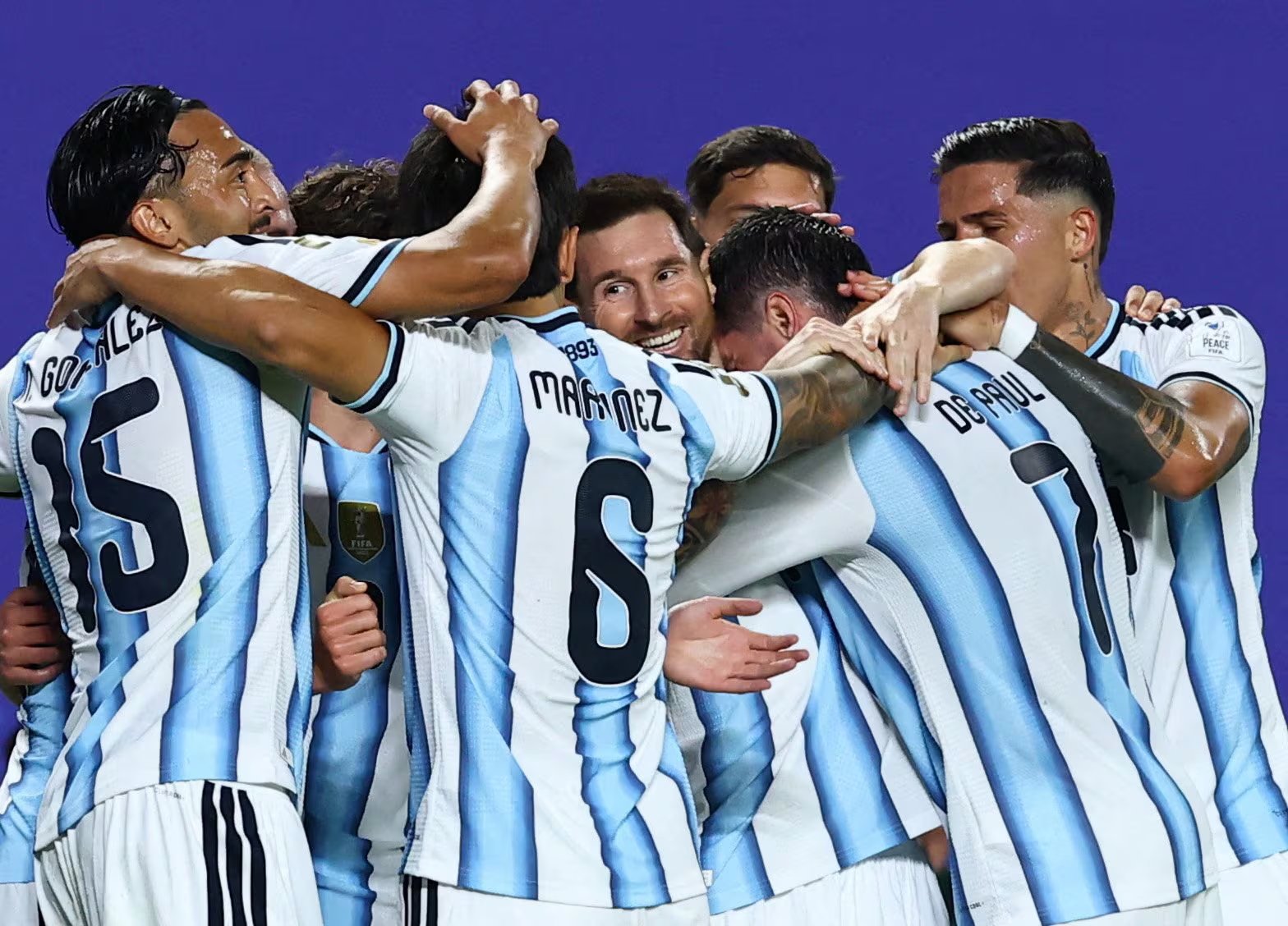 Un equipo unido. Eso es la Argentina de Scaloni (REUTERS/Bernadett Szabo)