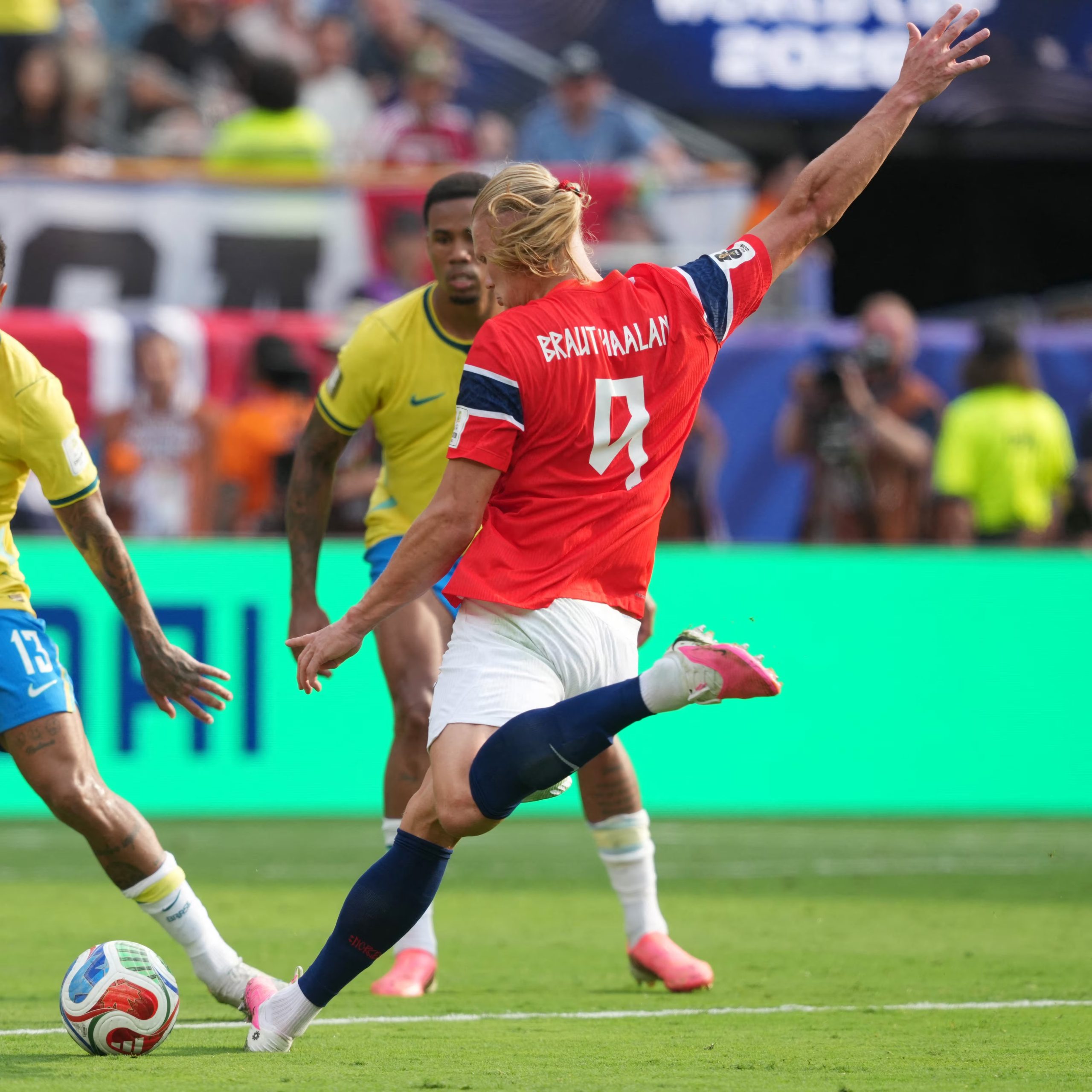 Las tres versiones de la camiseta de Noruega para el Mundial 2026 se agotaron rápidamente en la web de Nike tras su lanzamiento (Reuters/James Lang)
