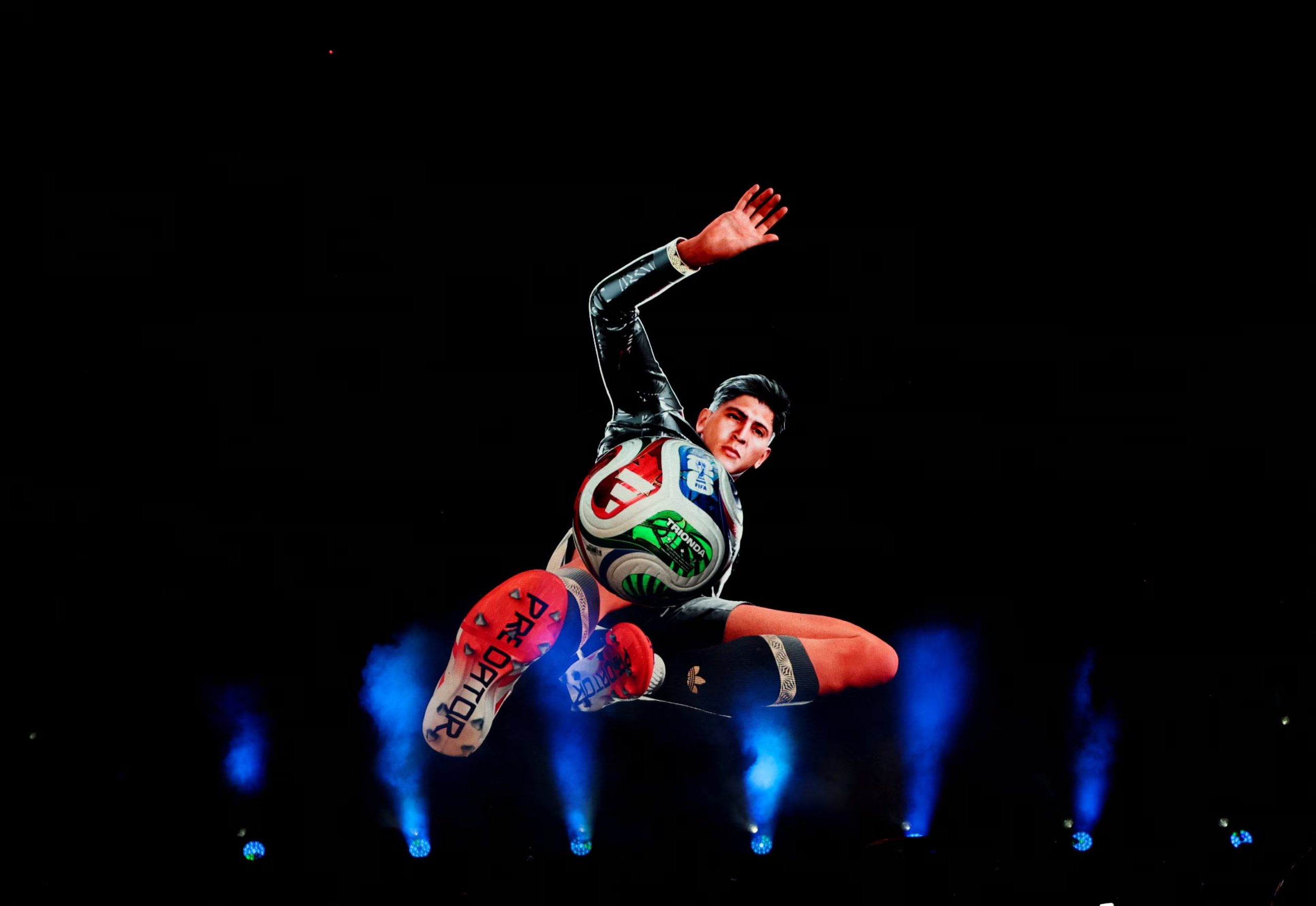 El sistema Connected Ball utiliza sensores internos para registrar datos precisos de cada toque y movimiento del balón durante los partidos del Mundial. (Foto: REUTERS/Luis Cortes)