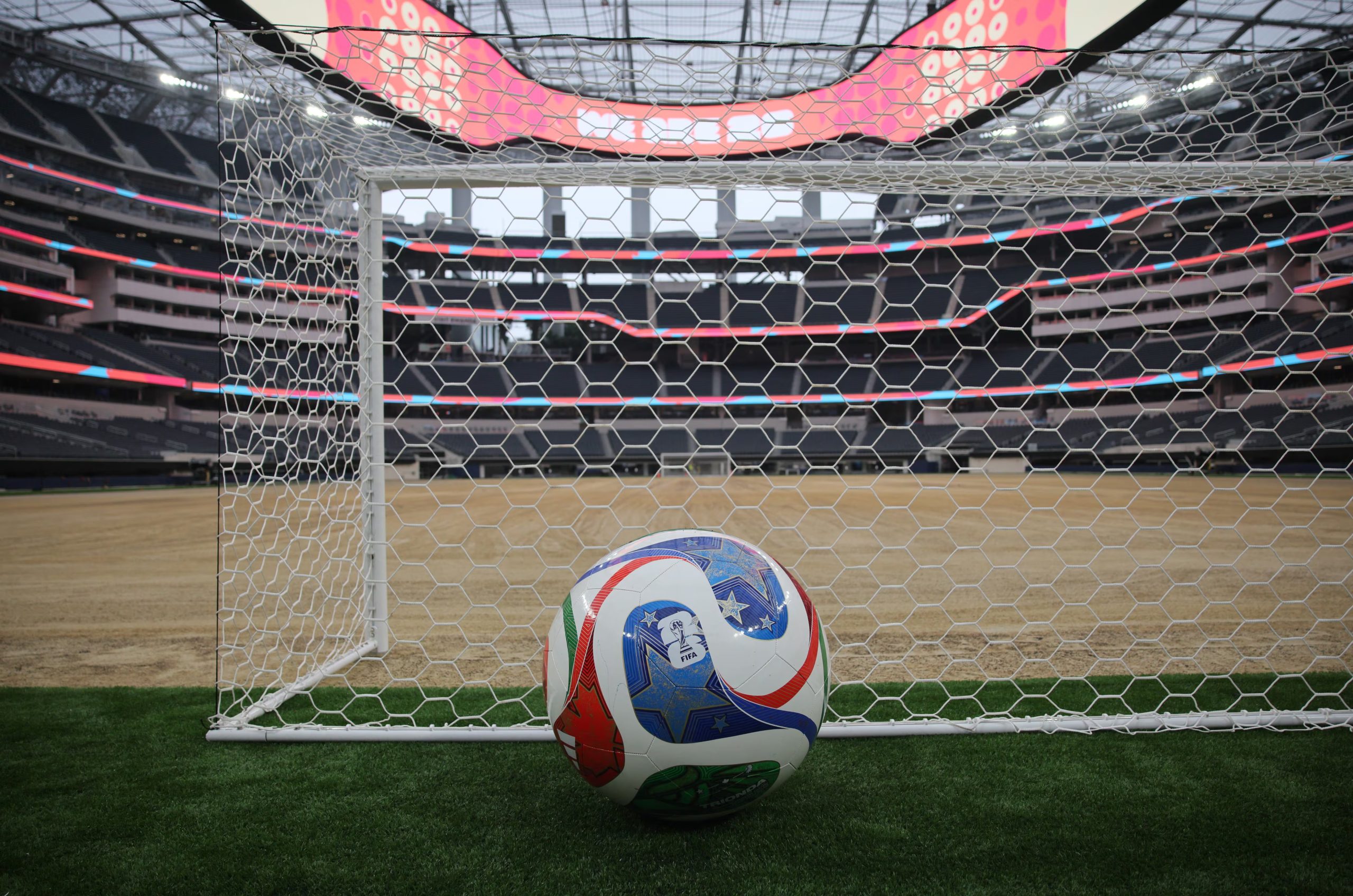 El balón incorpora un sensor IMU que registra aceleraciones y movimientos en tiempo real, permitiendo un análisis técnico exhaustivo de cada jugada. (Foto: REUTERS/Daniel Cole)
