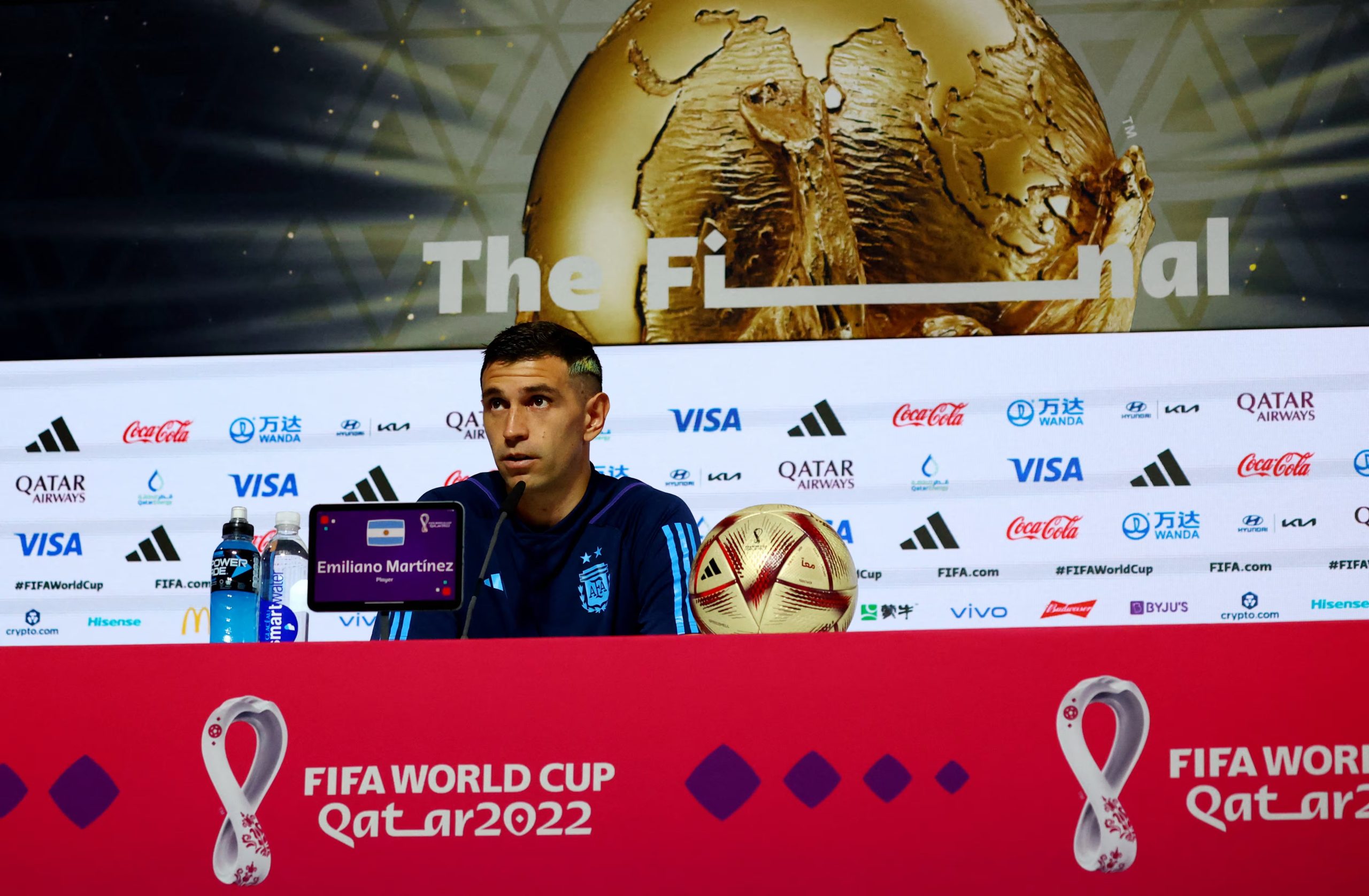 El Dibu Martínez, el encargo de hablar con la prensa en la previa a la final de Qatar 2022 (REUTERS/Gareth Bumstead)