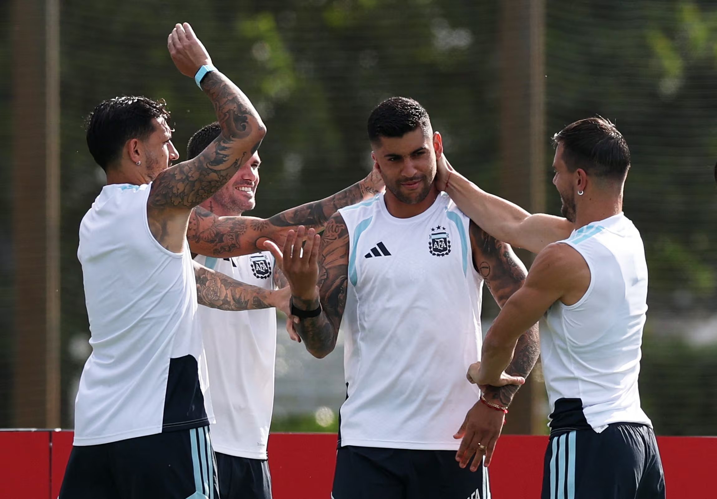 Al Cuti Romero se le cayó la pelota y recibió una prenda en tono de broma (REUTERS/Paul Childs)