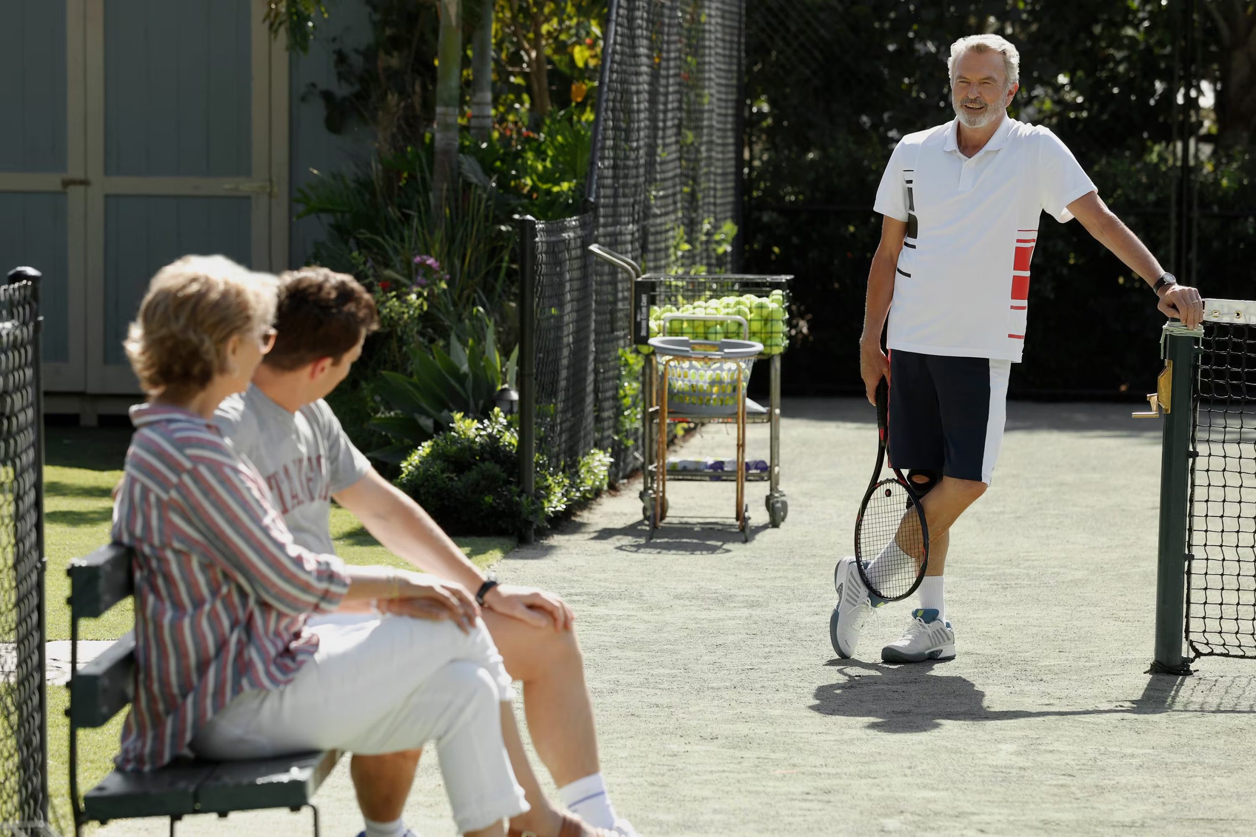 Sam Neill interpretó a un entrenador de tenis en 'Apples Never Fall' (Un revés inesperado)' (Photo by: Vince Valitutti/PEACOCK)