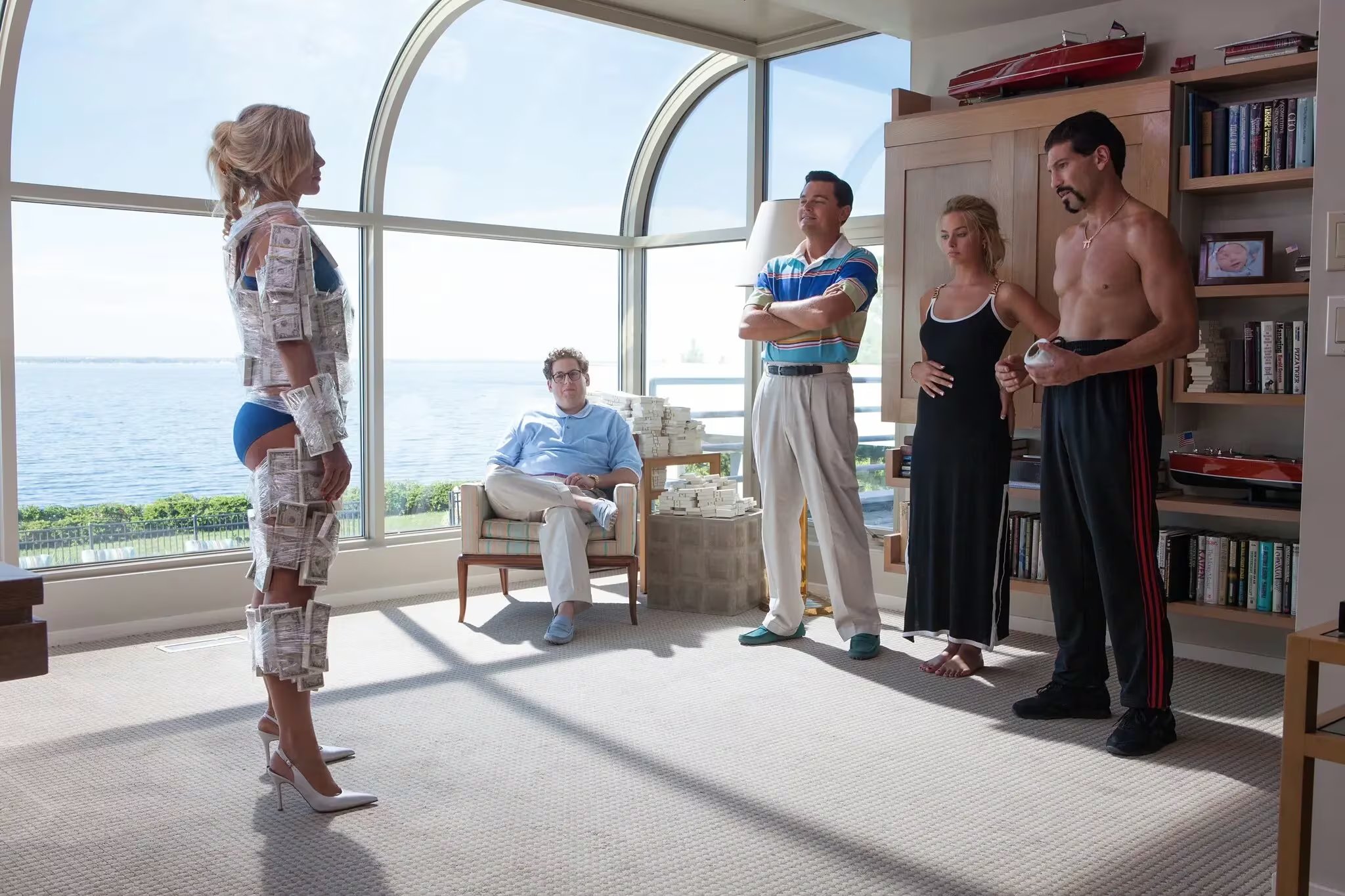 El guion de ventas de Stratton Oakmont, el hundimiento del yate en el Mediterráneo y el afeitado de cabeza a una empleada son algunos de los episodios que la docuserie confirma como reales dentro de la película 