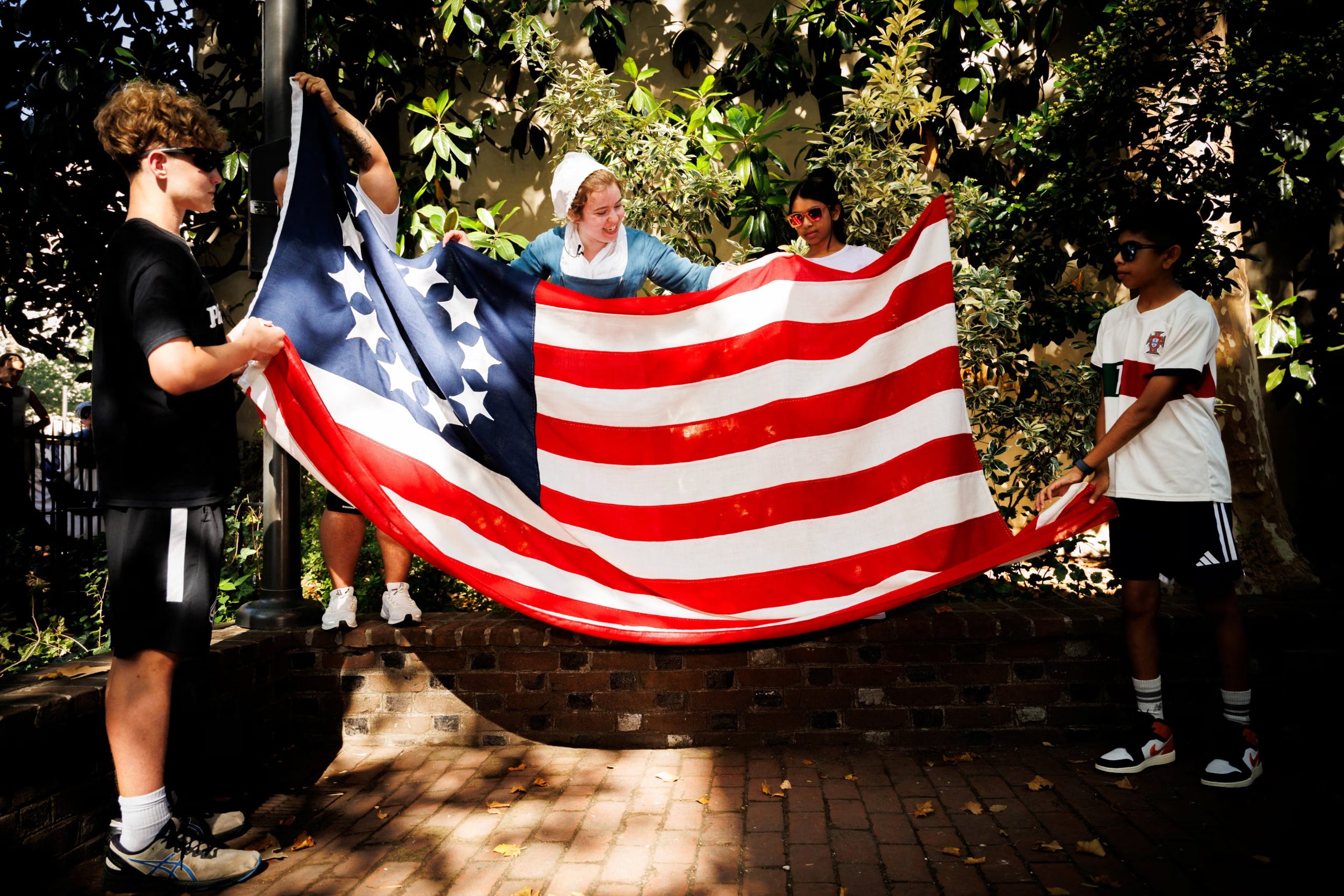El mito sobre la creación de la bandera revela la búsqueda de referentes femeninos y populares en la historia fundacional estadounidense (REUTERS/Hannah Beier)