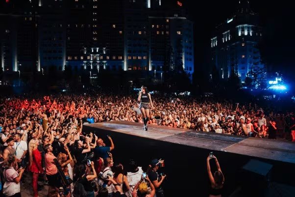 La artista argentina reunió a más de 25.000 personas en Plaza de España con un show diseñado para el Madrid Orgullo (Créditos: Mia Ferrari)