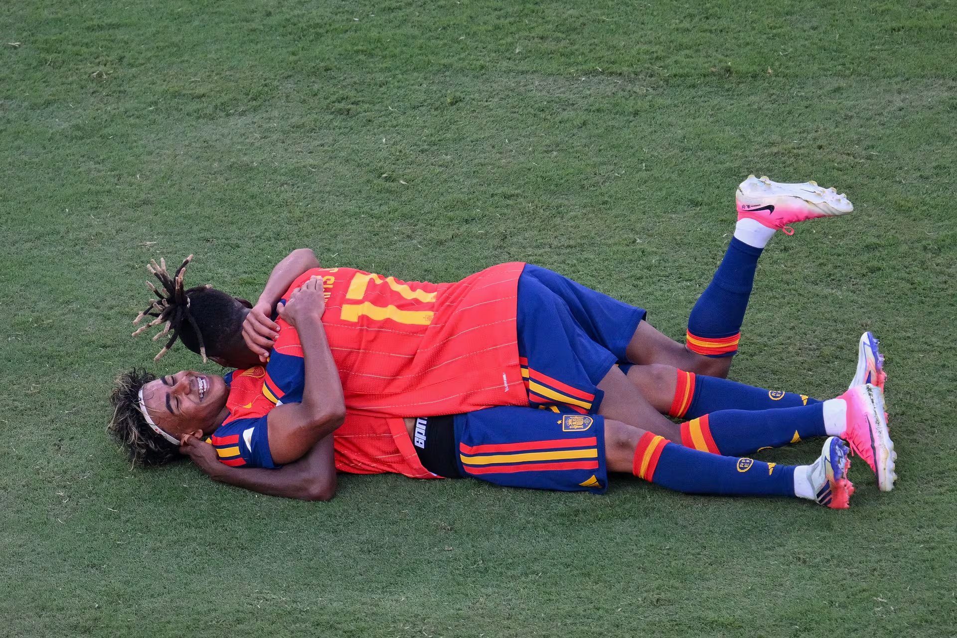 Lamine Yamal y Nico Williams celebran la victoria de España (Photo by ANGELA WEISS / AFP)