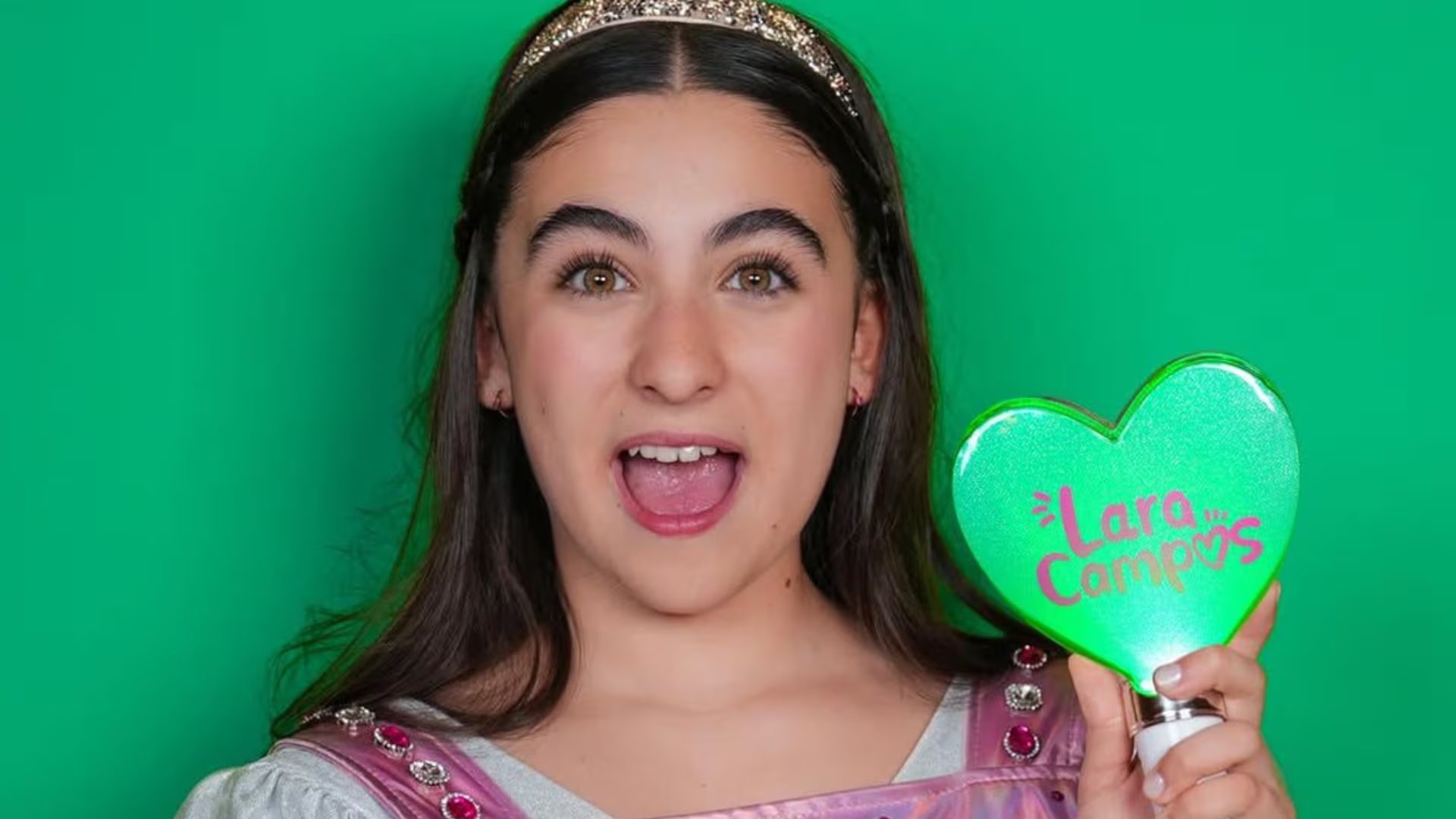 Lara Campos durante una de sus presentaciones en vivo, donde destaca por su energía y conexión con el público juvenil.