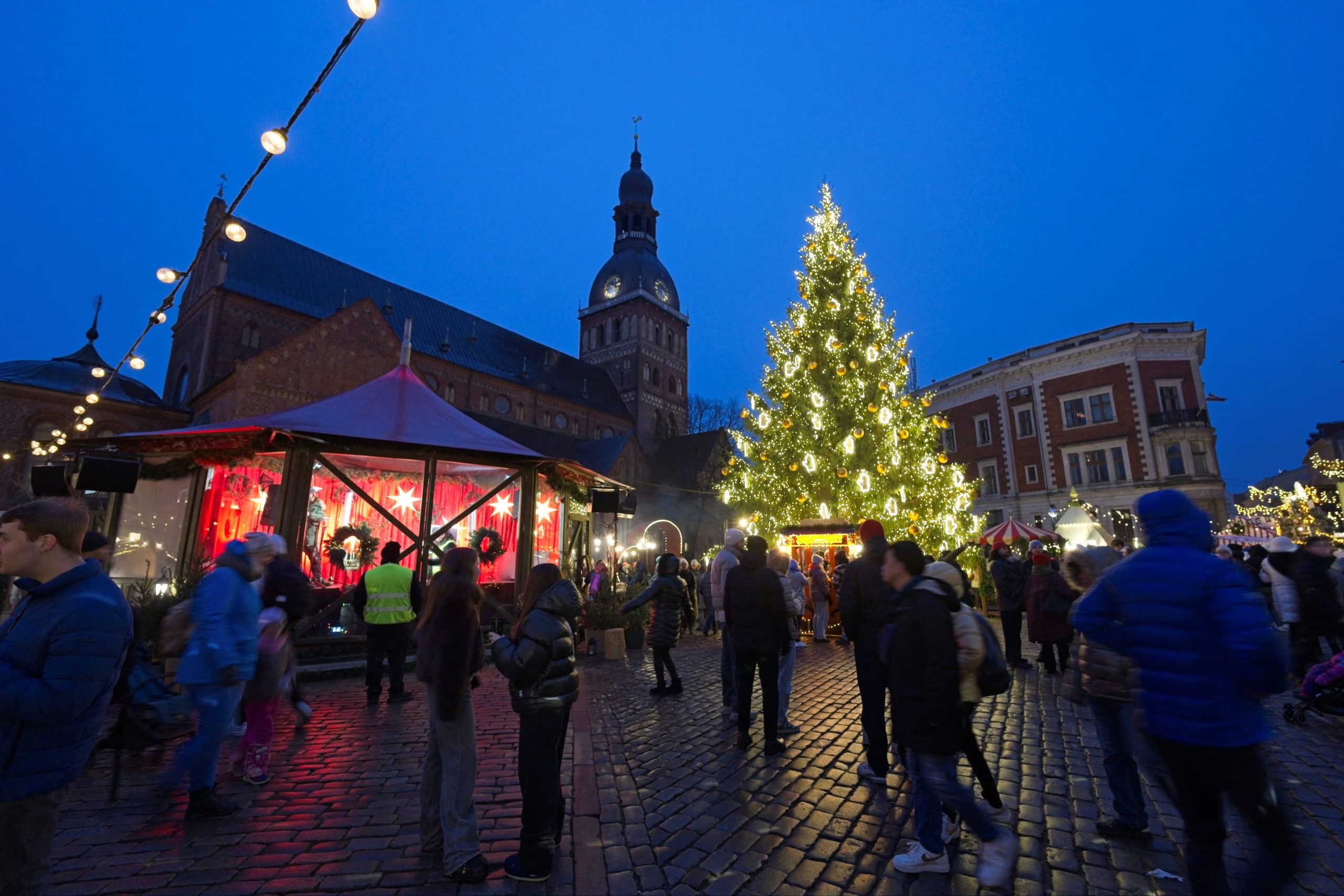 Riga destaca por su patrimonio art nouveau y centro antiguo, la atmósfera distintiva favorece el turismo cultural y la admiración local (REUTERS/Ints Kalnins)