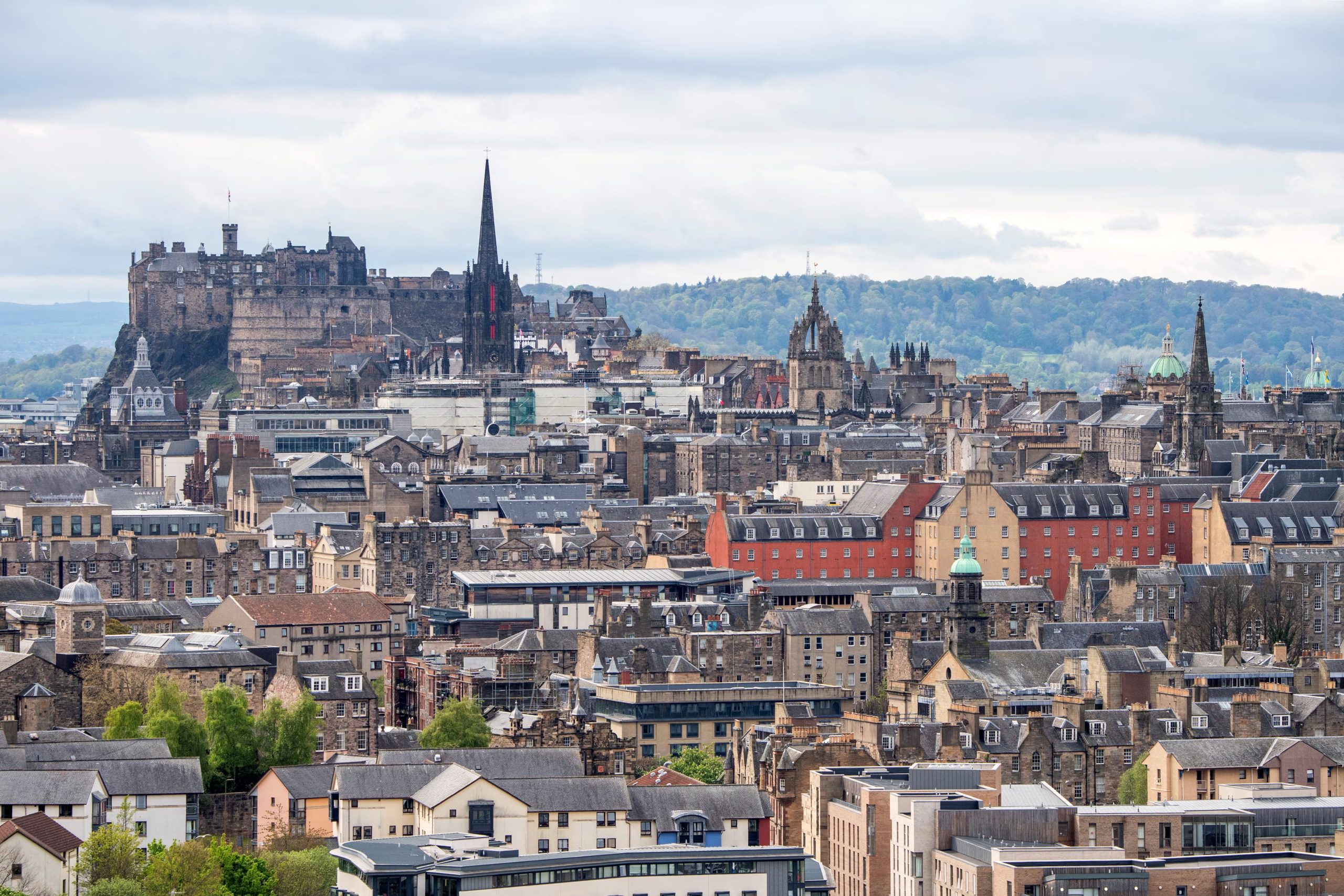 Edimburgo reúne historia y diversidad arquitectónica, el contraste entre el casco antiguo y el New Town genera un paisaje urbano único (REUTERS/Lesley Martin)