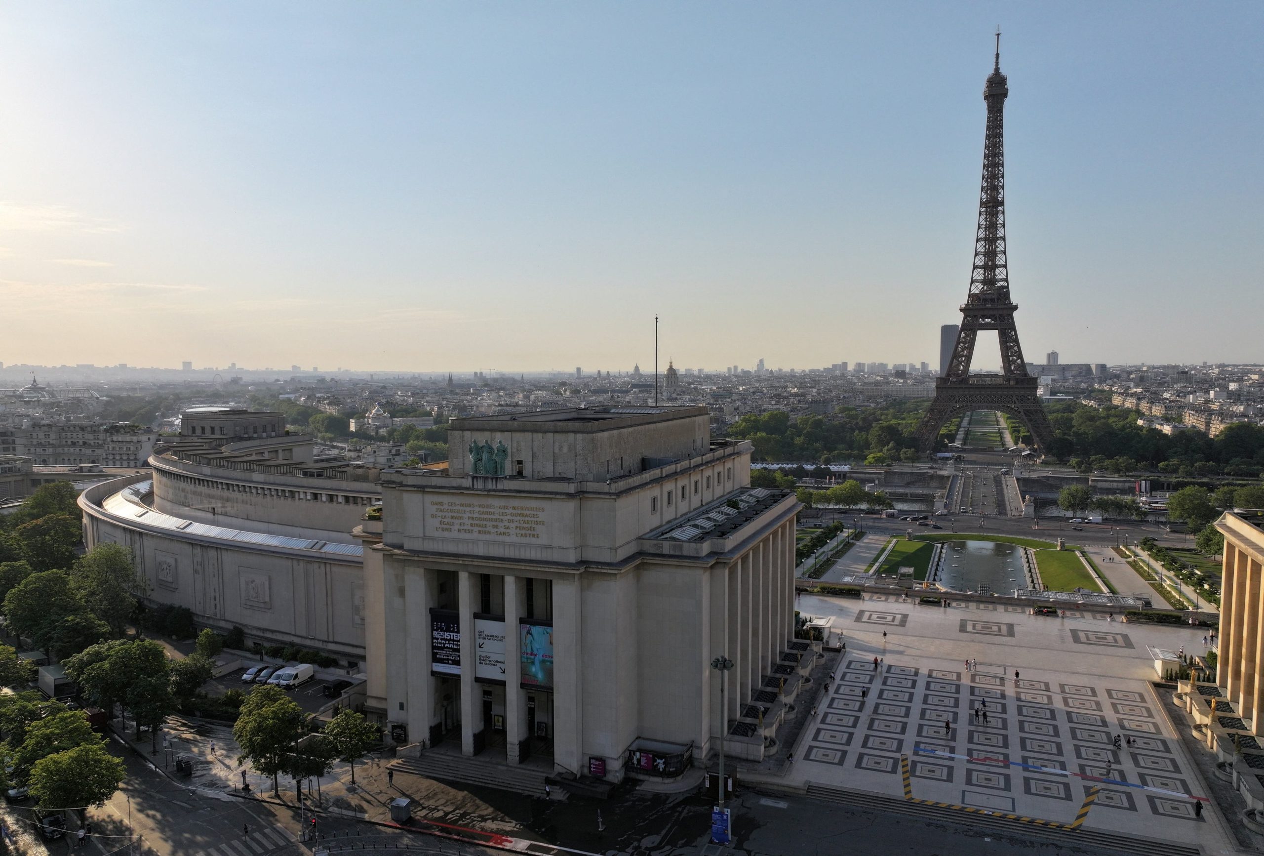 París ofrece historia y modernidad, la ausencia de rascacielos y el trazado de bulevares definen su identidad ante el mundo (REUTERS/Lucien Libert)
