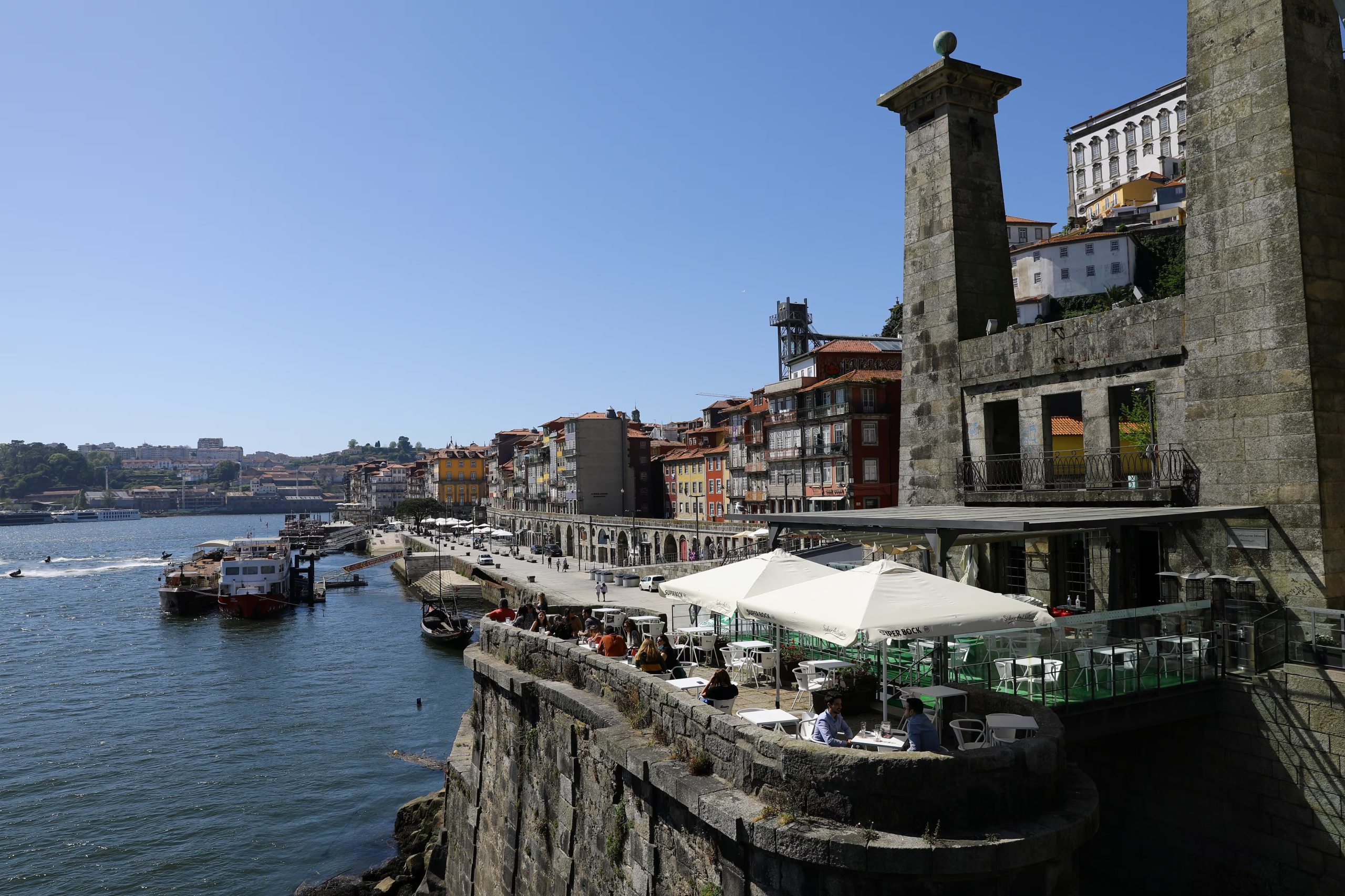 Oporto presenta un paisaje urbano con techos rojos y el contraste de colores que se aprecia en sitios como la estación de São Bento (REUTERS/Violeta Santos Moura)