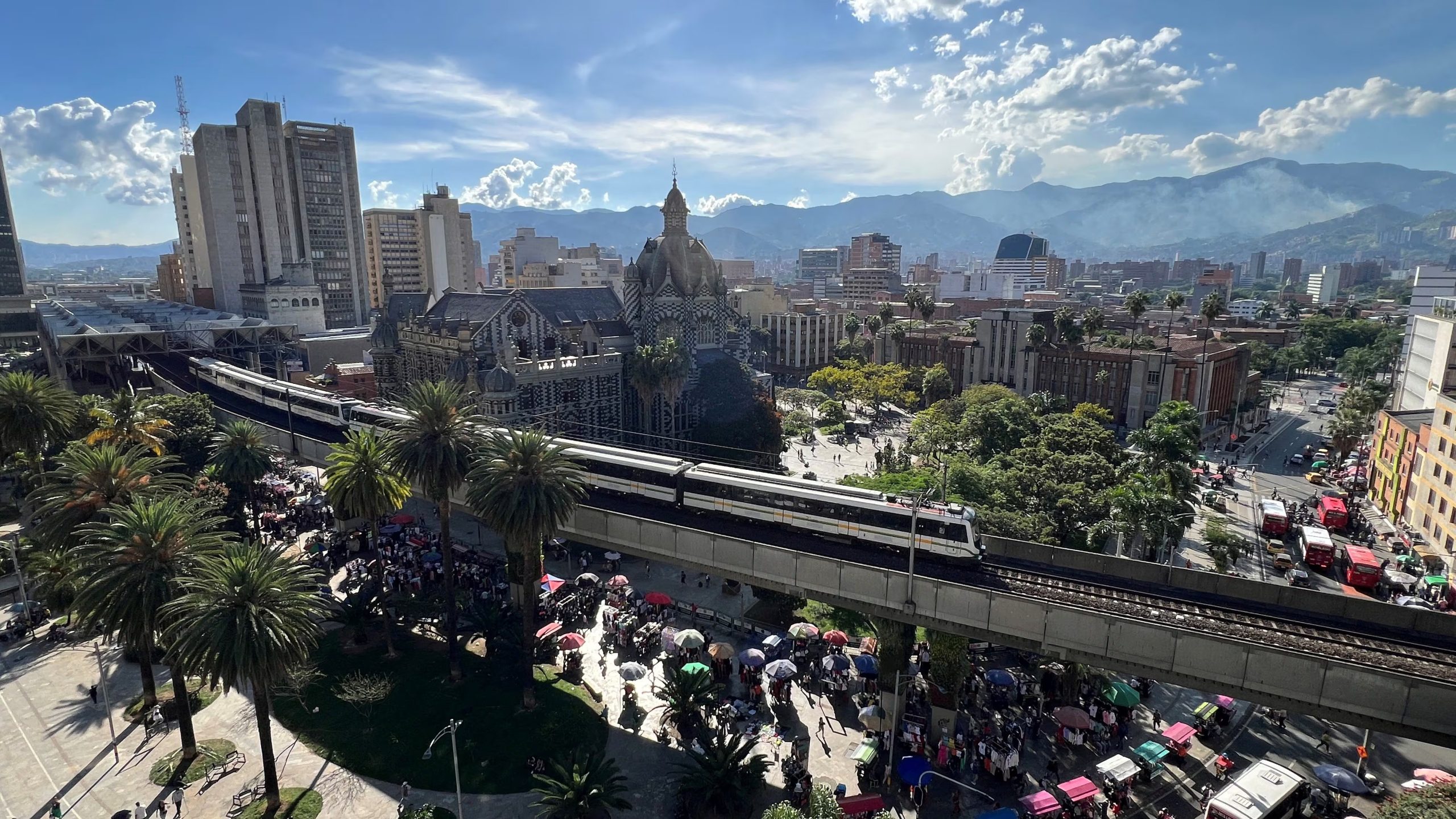 Medellín está ubicada en un valle rodeado de montañas, la integración de espacios verdes y arquitectura innovadora refuerza su percepción positiva (REUTERS/Herbert Villarraga)