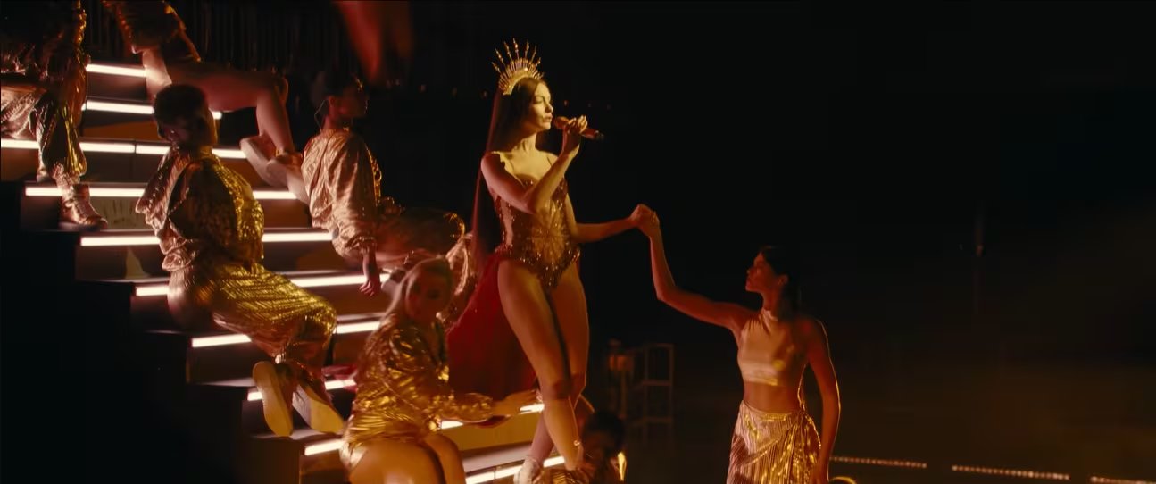 Anne Hathaway, estrella del pop en 'Mother Mary' 