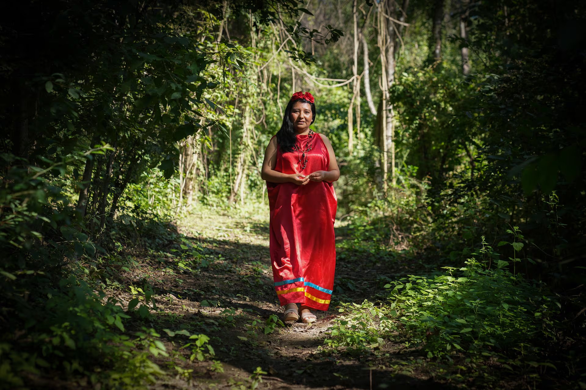 Naty Valdez, líder guaraní de Yariguarenda, Salta La miel que allí se produce se caracteriza por ser multifloral. Allí las abejas hacen un proceso de recolectar el néctar de una floración multifloral, por eso tiene un sabor único y exquisito 