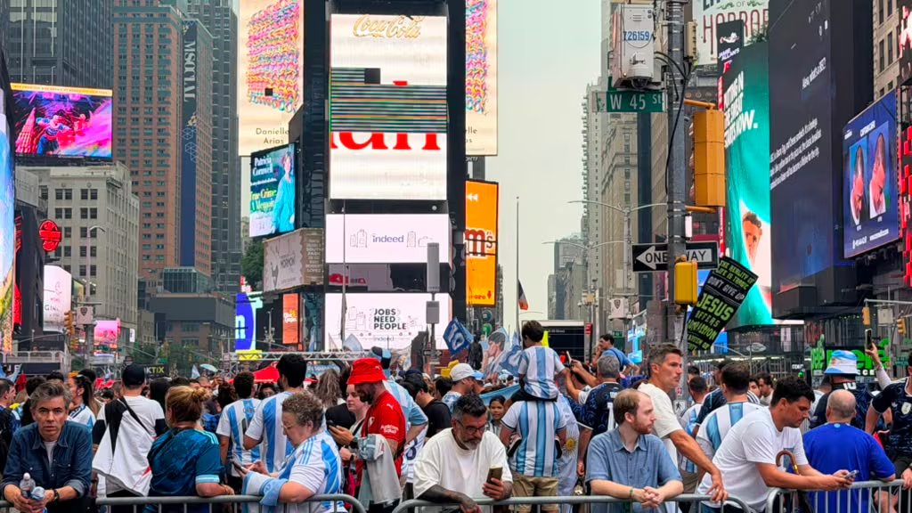 Las calles 46 y la avenida 7 se convirtieron en epicentro de la pasión argentina en Nueva York