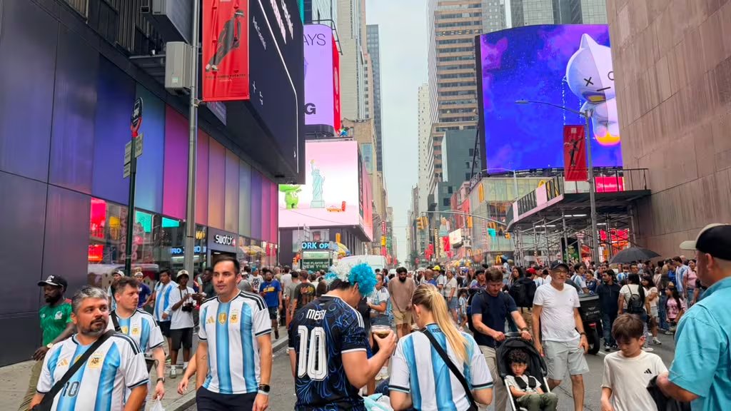 Figuras disfrazadas como Mickey, el Hombre Araña y King Kong circularon entre los hinchas y turistas