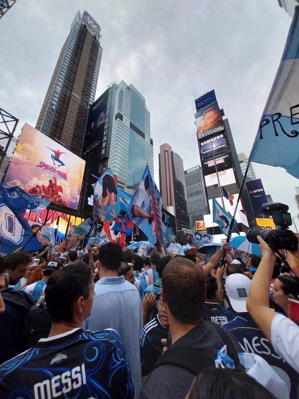 Turistas de todas partes aprovecharon la ocasión para presenciar la pasión de la hinchada argentina