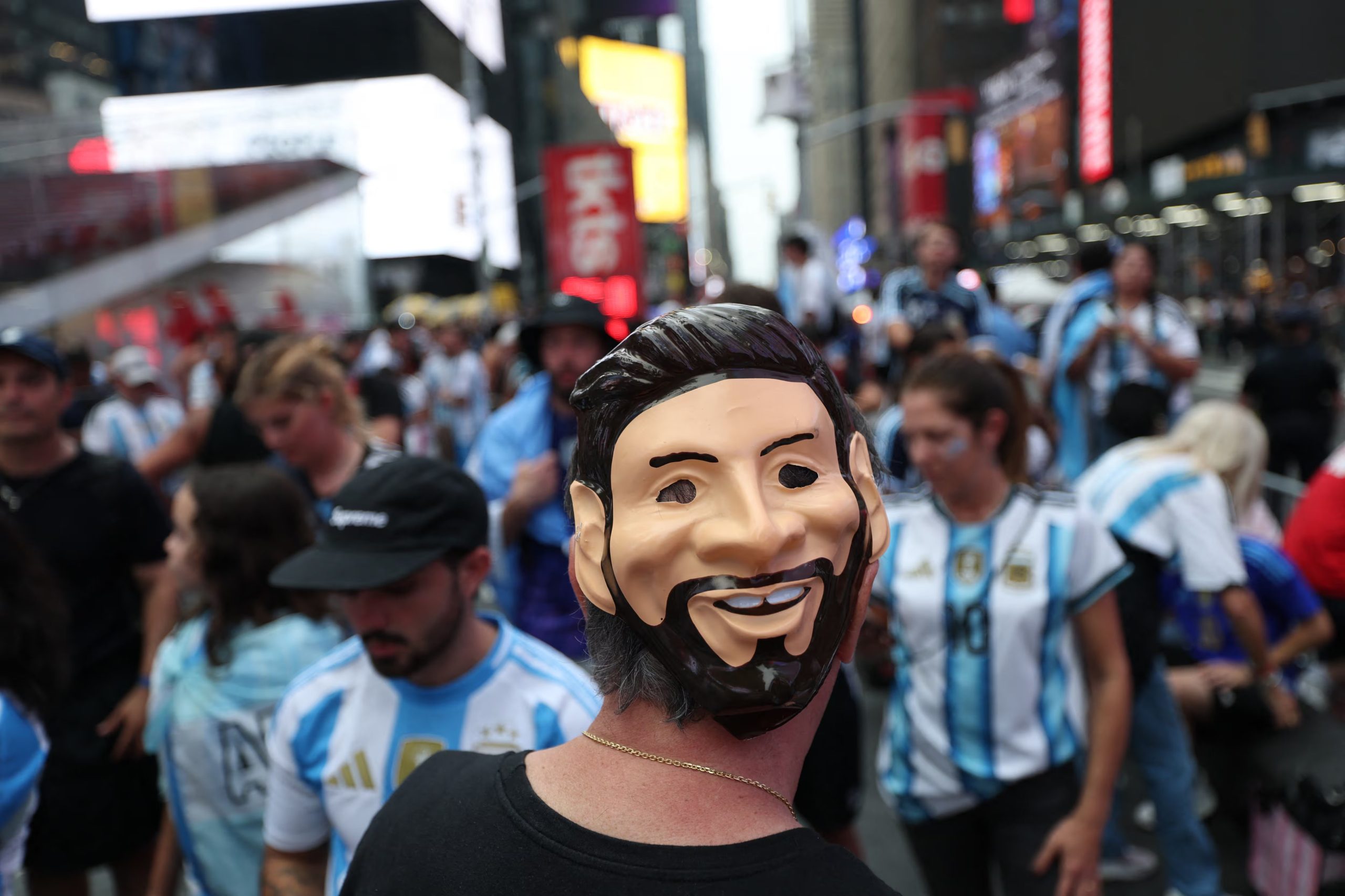 Como en cada convocatoria, algunos hinchas buscaron entradas para la final del domingo