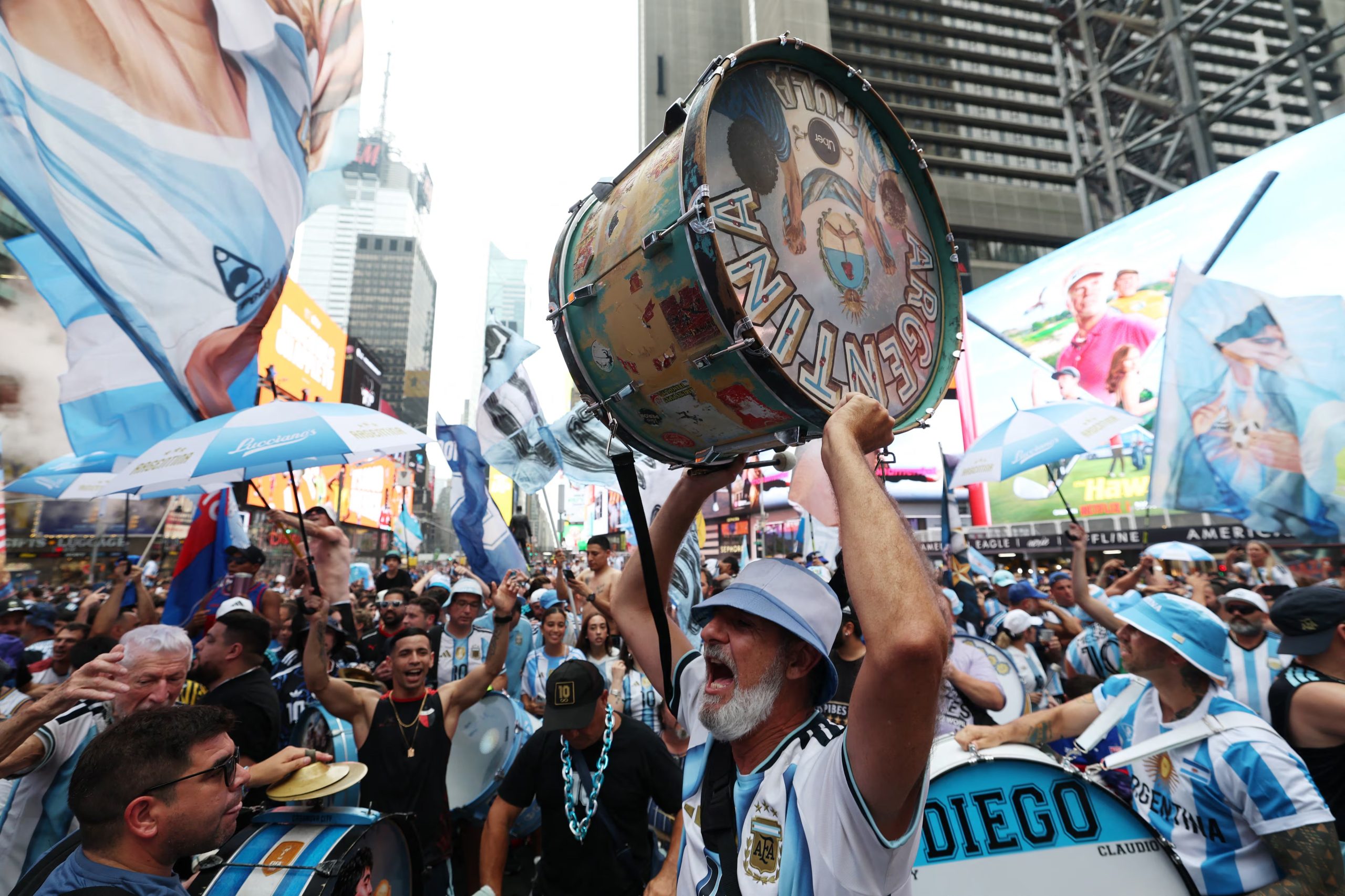 La previa en Nueva York reflejó el acompañamiento incondicional de la hinchada a la Scaloneta