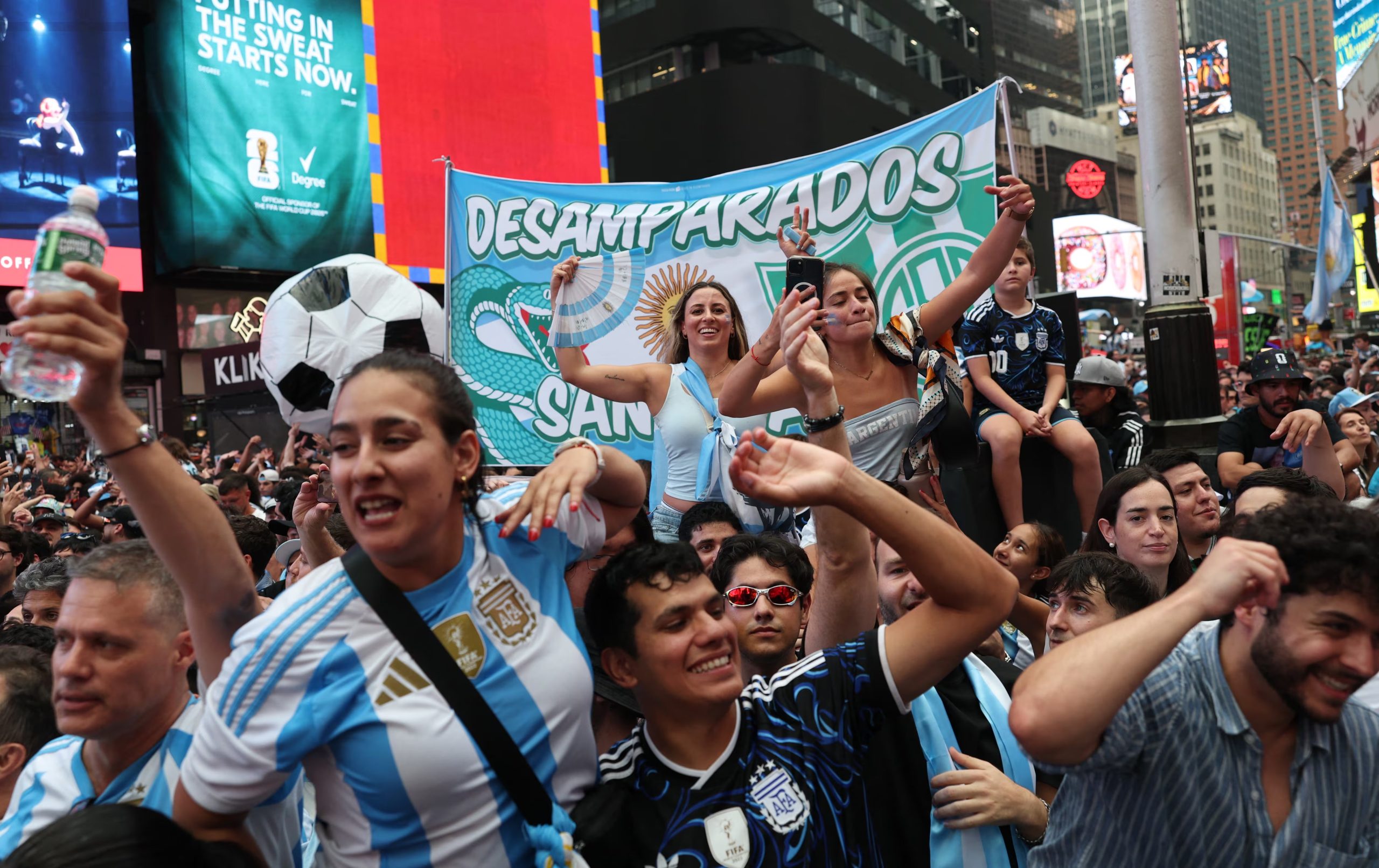 Entre la multitud, banderas argentinas flamearon junto a carteles luminosos y publicitarios