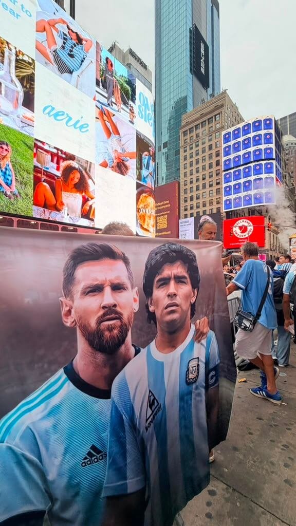 La lluvia no impidió que los fanáticos disfrutaran de la jornada previa al partido decisivo