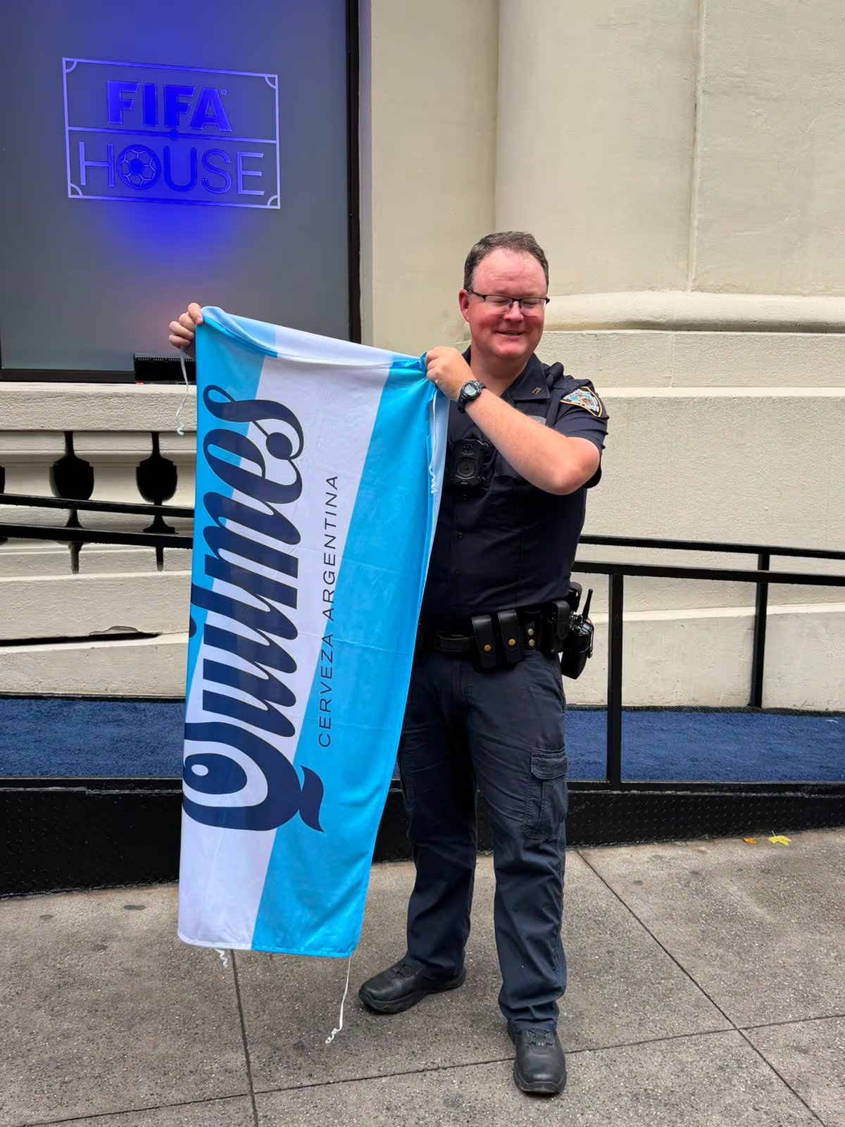 El clima adverso en Manhattan se sumó a la emoción de los hinchas, que no se movieron de sus lugares