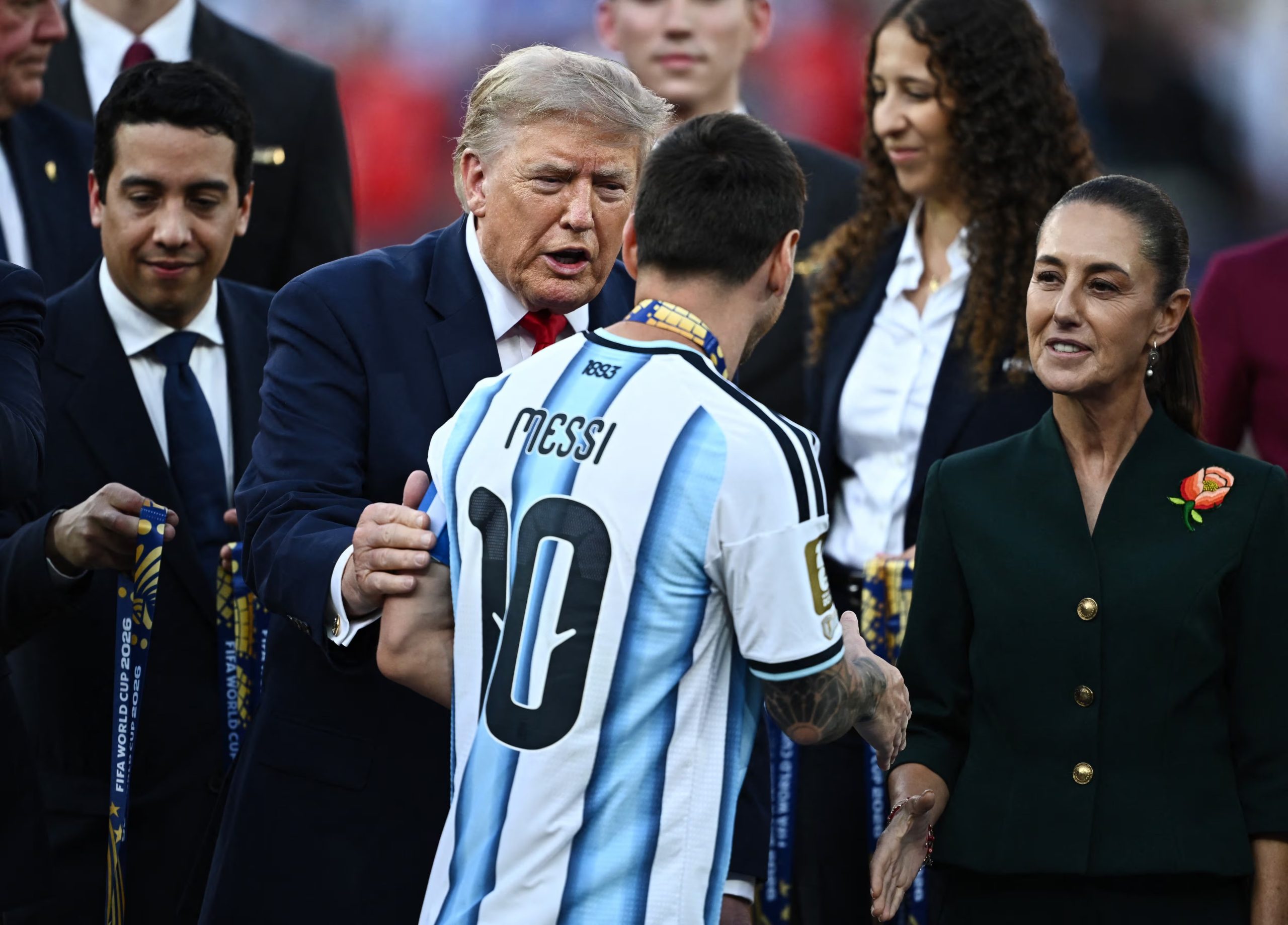 Messi saluda a Trump y la presidenta de México