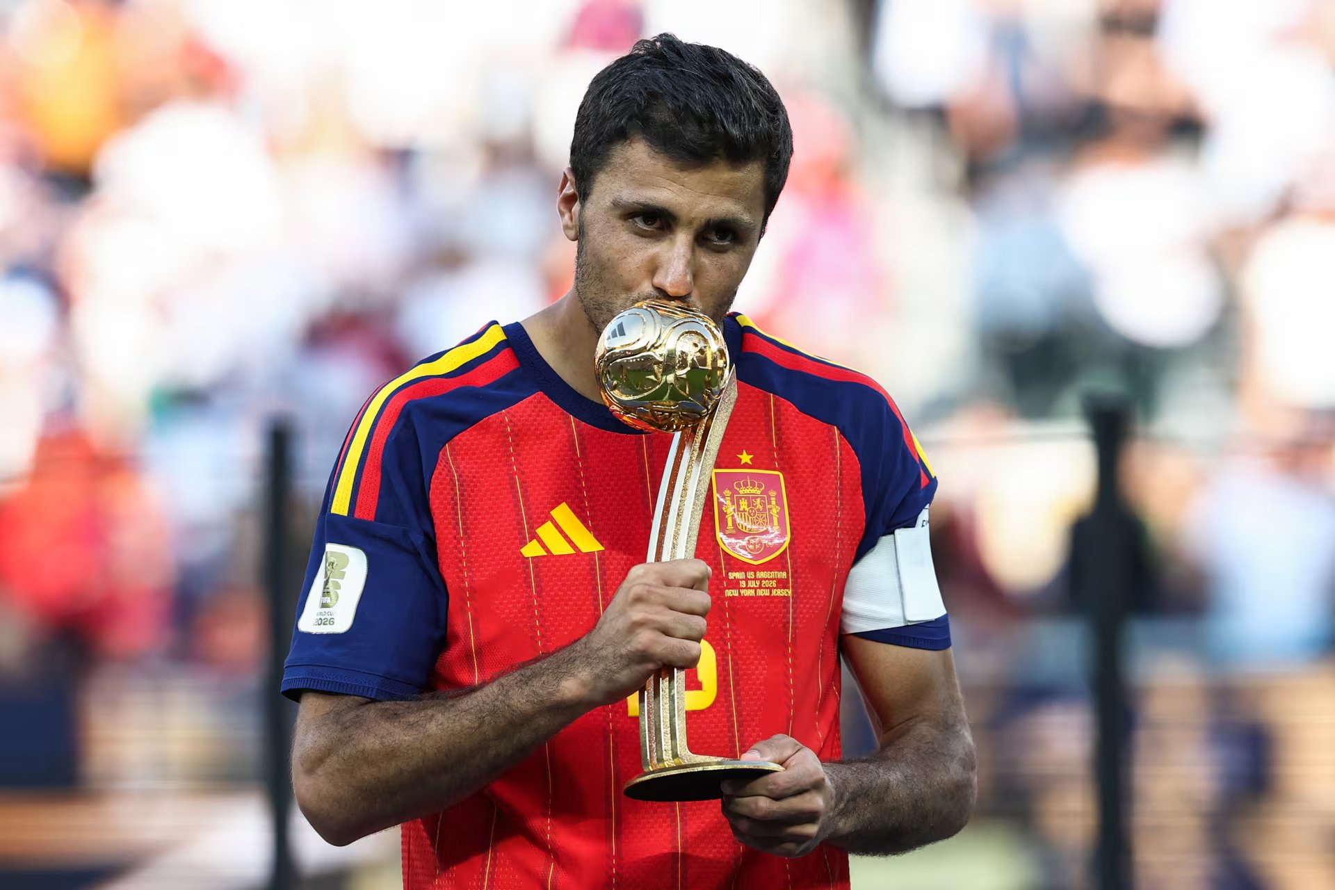 El centrocampista español Rodri, número 16, besa el Balón de Oro durante la ceremonia de entrega del premio de la final del Mundial de Fútbol de 2026