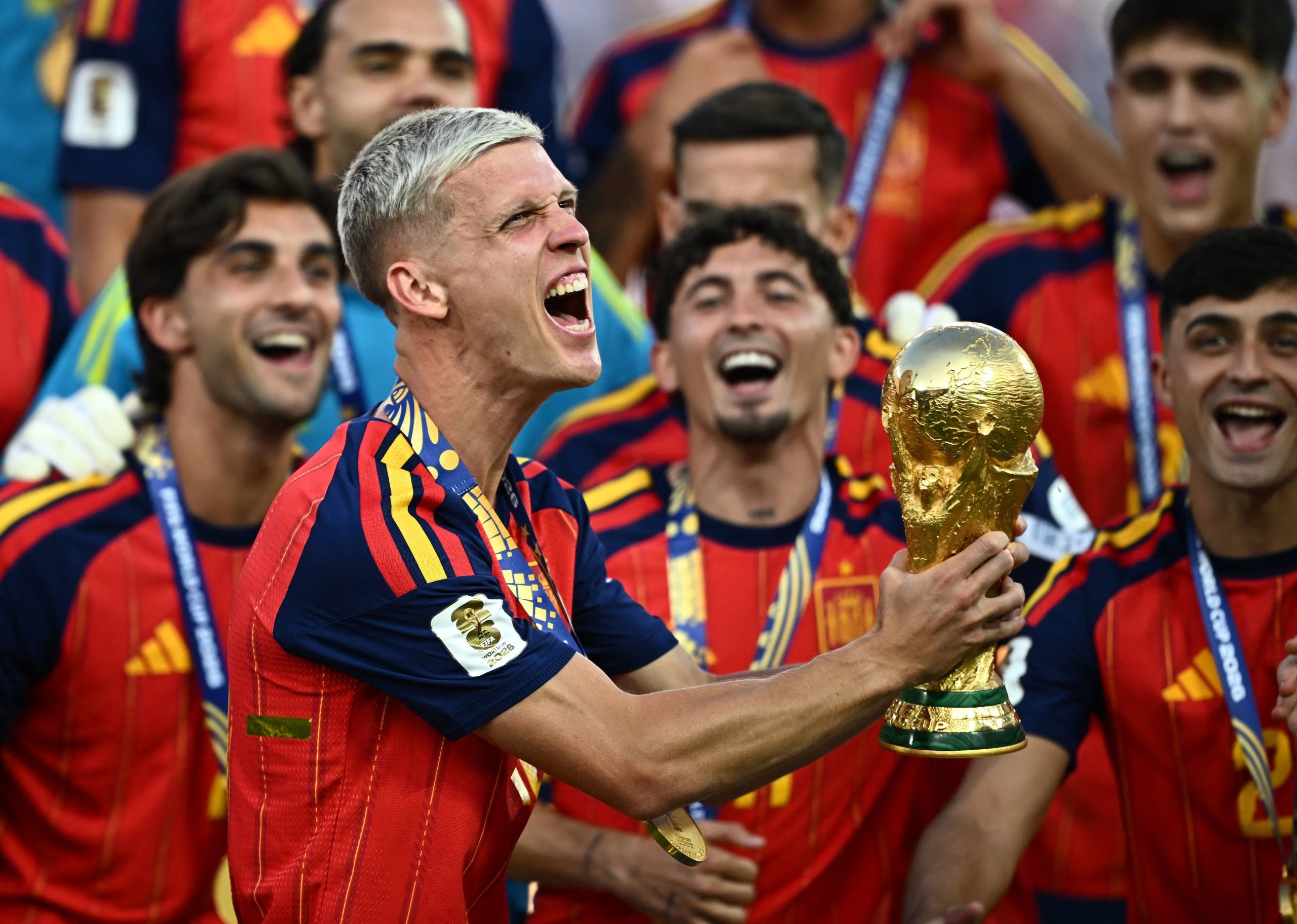 Dani Olmo ríe y levanta la copa del mundo