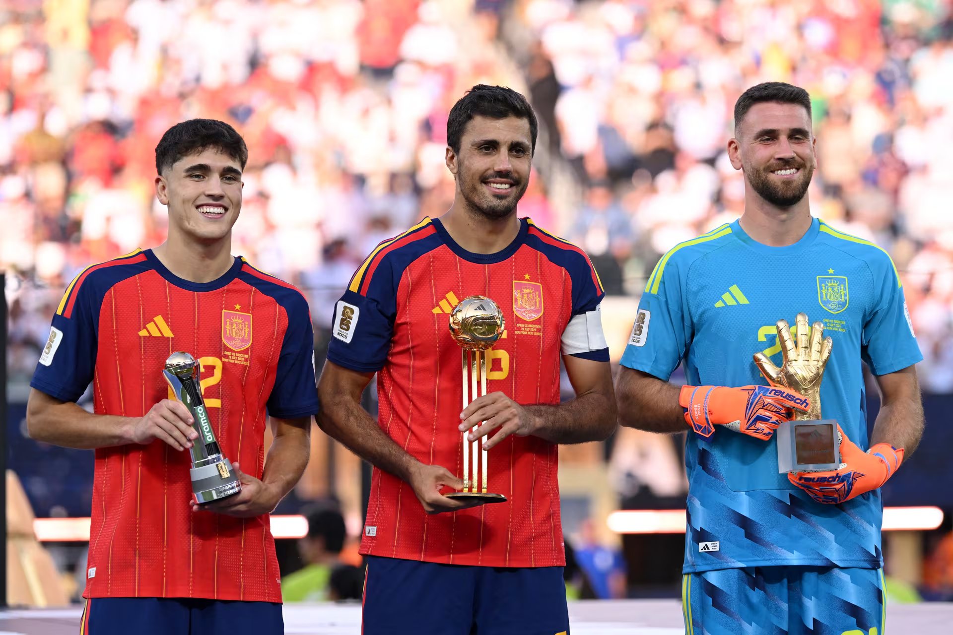 Pau Cubarsi, Rodri y Unai Simón de España posan con sus premios tras la final de la Copa Mundial de la FIFA 2026