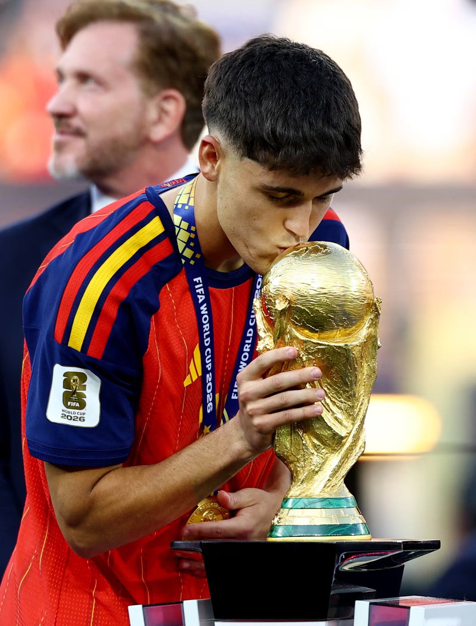 A su turno Pau Cubarsi pasa a besar la copa del mundo