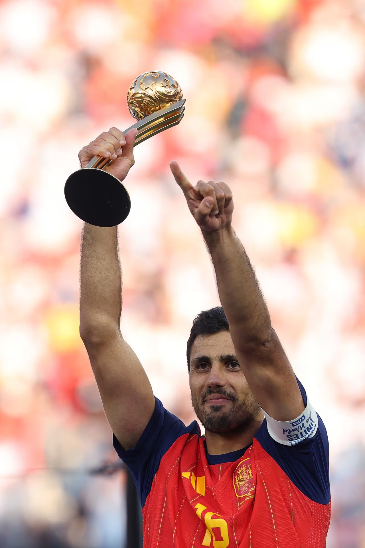 Rodri con su trofeo personal, el Balón de Oro