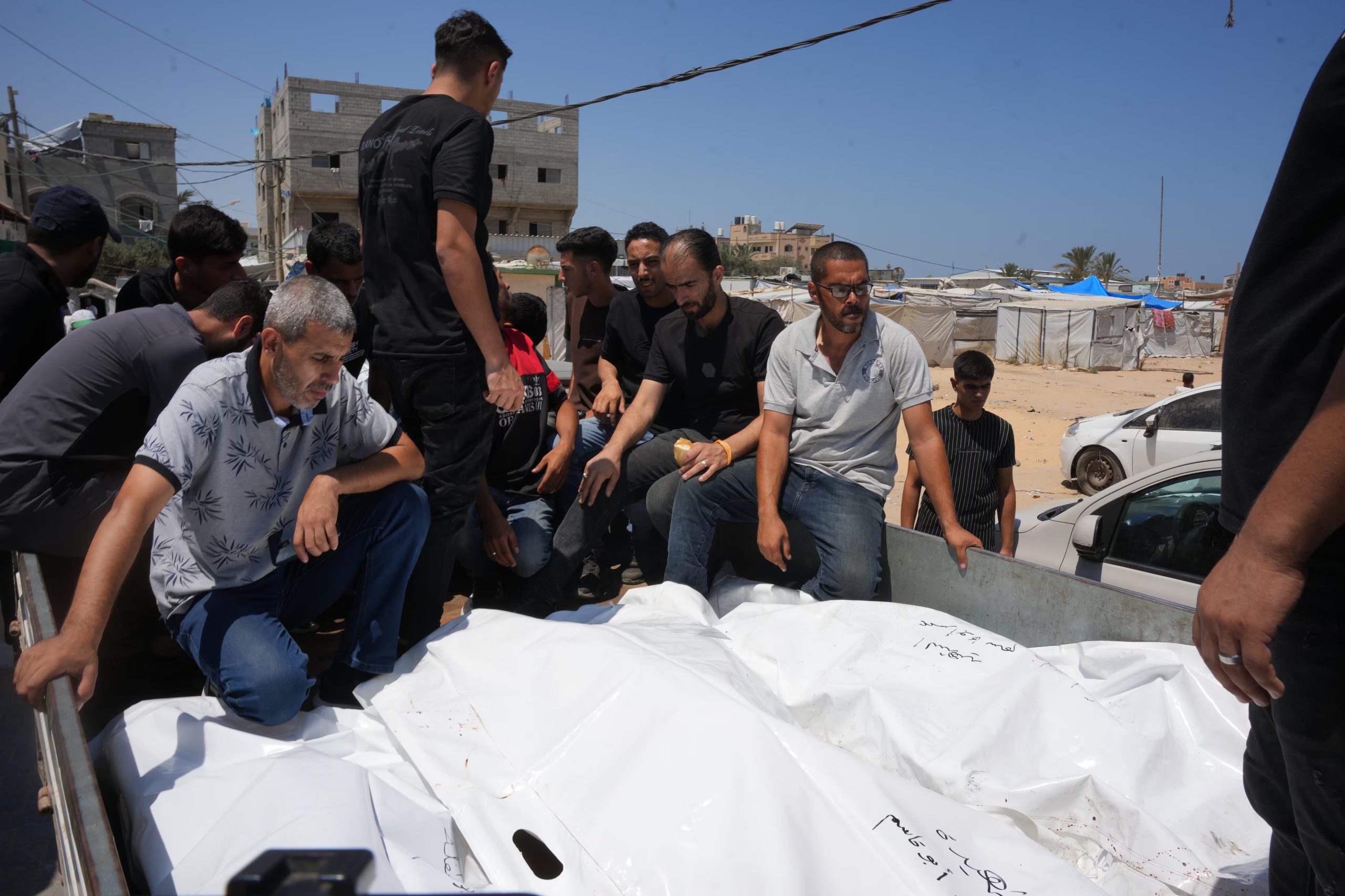 Palestinos trasladan los cuerpos de personas fallecidas en un ataque militar israelí contra un edificio residencial durante su funeral en el Hospital Al-Aqsa en Deir al-Balah, en el centro de la Franja de Gaza, el miércoles 15 de julio de 2026.(AP Foto/Abdel Kareem Hana)