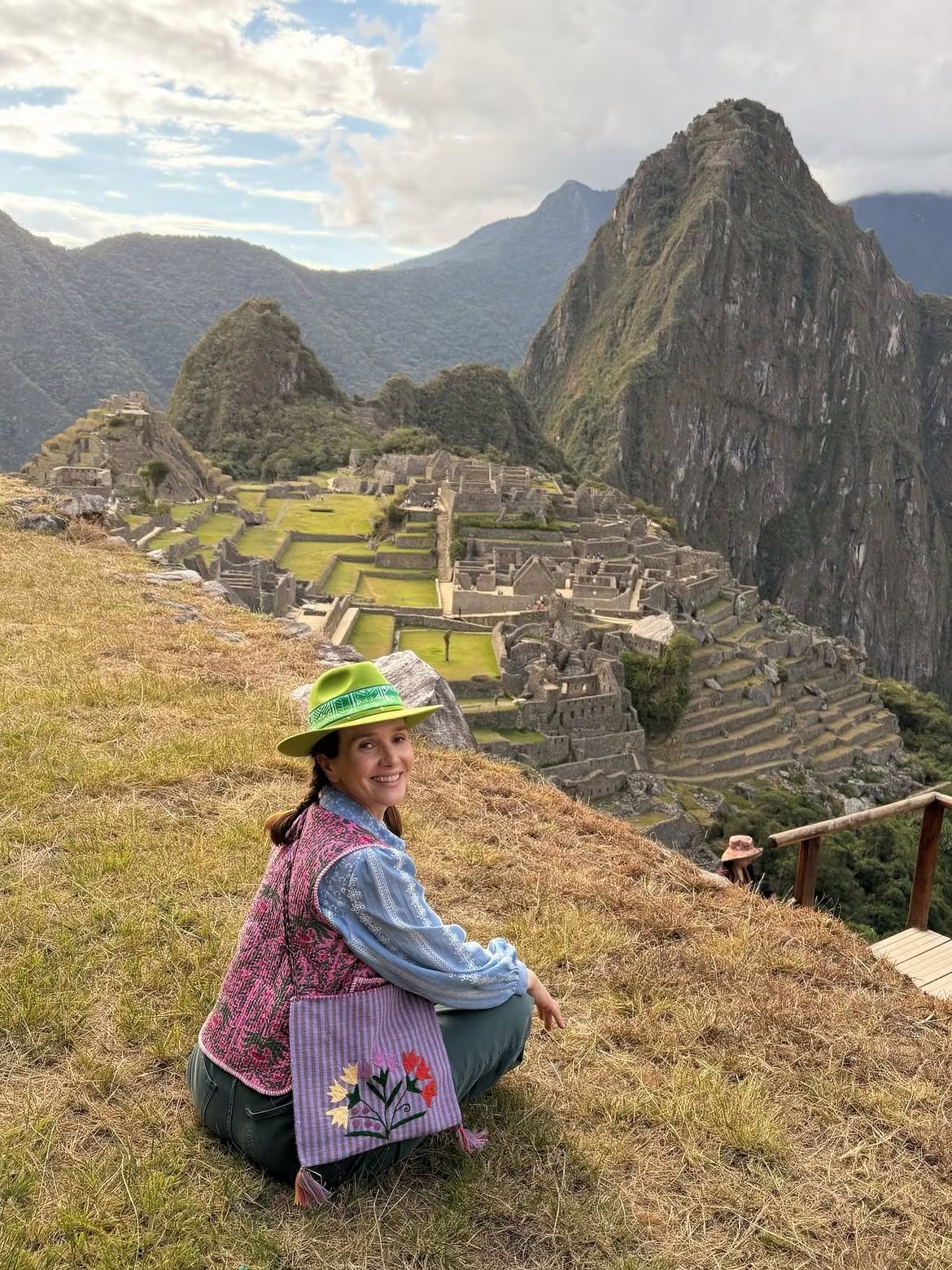 Chaleco, sombrero, cartera y zapatos cómodos fueron los elegidos por Natalia para conocer Machu Pichu