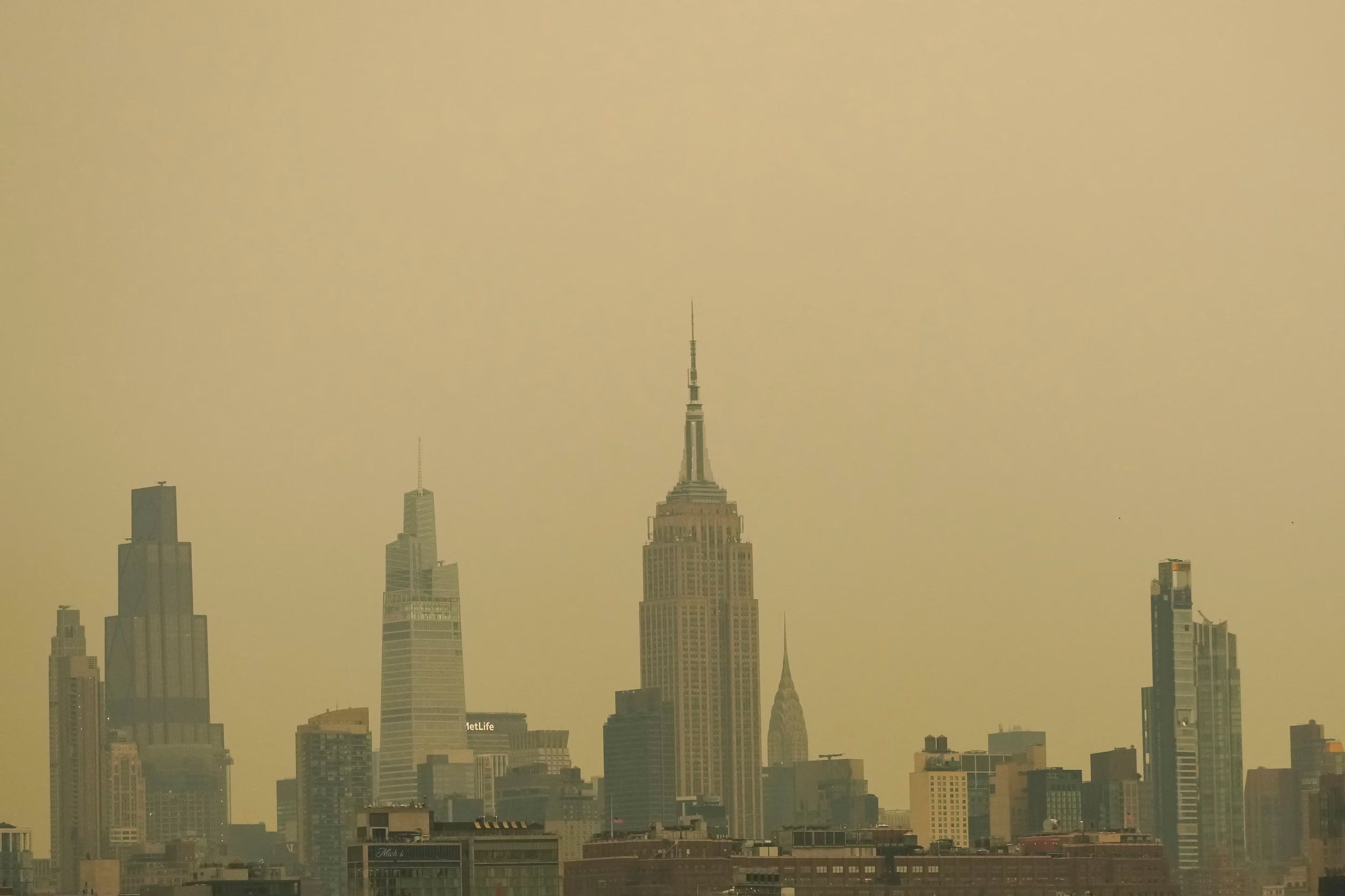 El humo de casi 900 incendios forestales en Canadá ya recorrió más de 1.600 kilómetros y alcanzó varias zonas de Estados Unidos (REUTERS/Eduardo Muñoz)