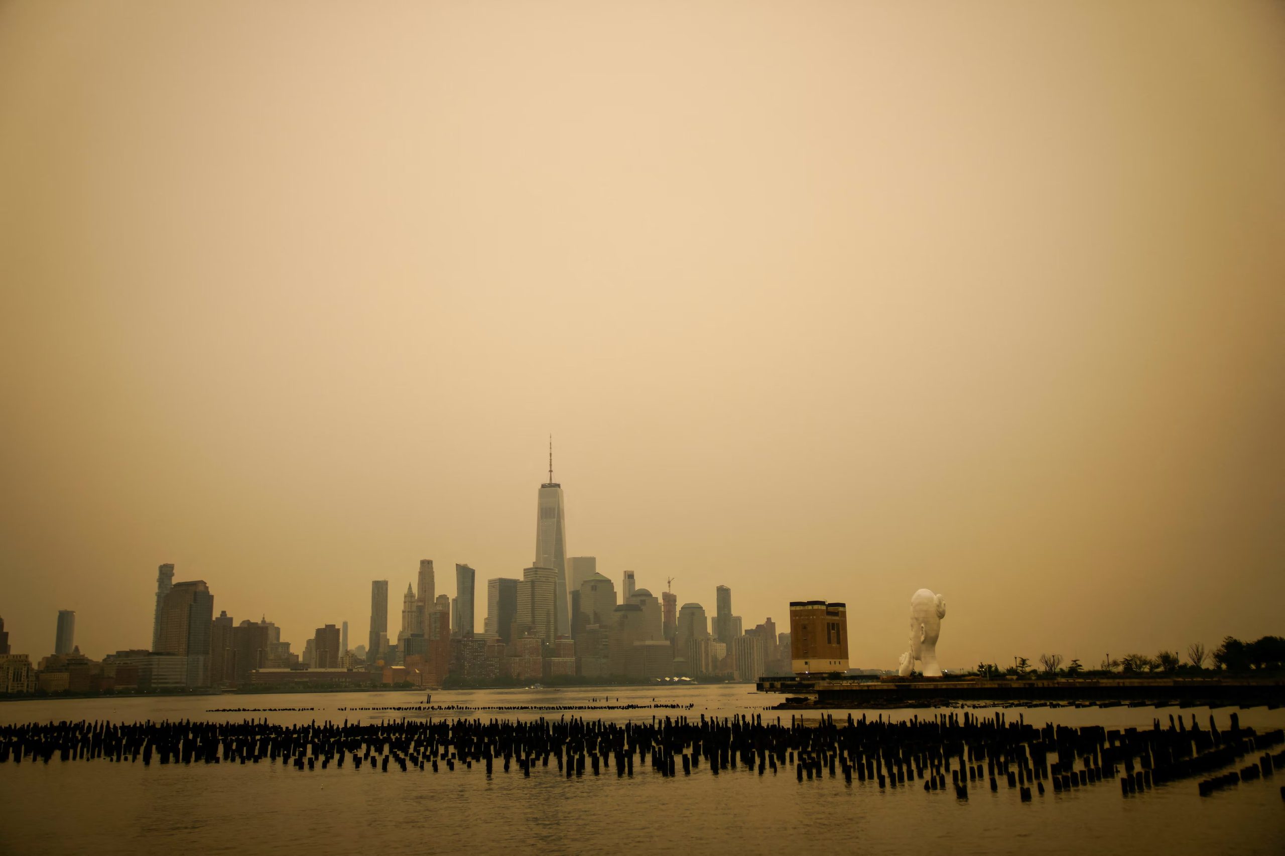Las alertas sanitarias en Nueva York y Filadelfia advierten que el humo de incendios forestales puede agravar problemas respiratorios y afectar a toda la población (REUTERS/Eduardo Muñoz)
