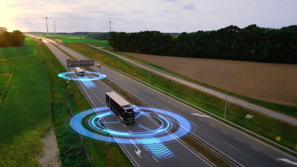La integración de sensores IoT, robótica y sistemas de automatización permite que depósitos, centros de distribución, plantas industriales y operaciones de transporte detecten cambios en tiempo real (Imagen: Shutterstock)
