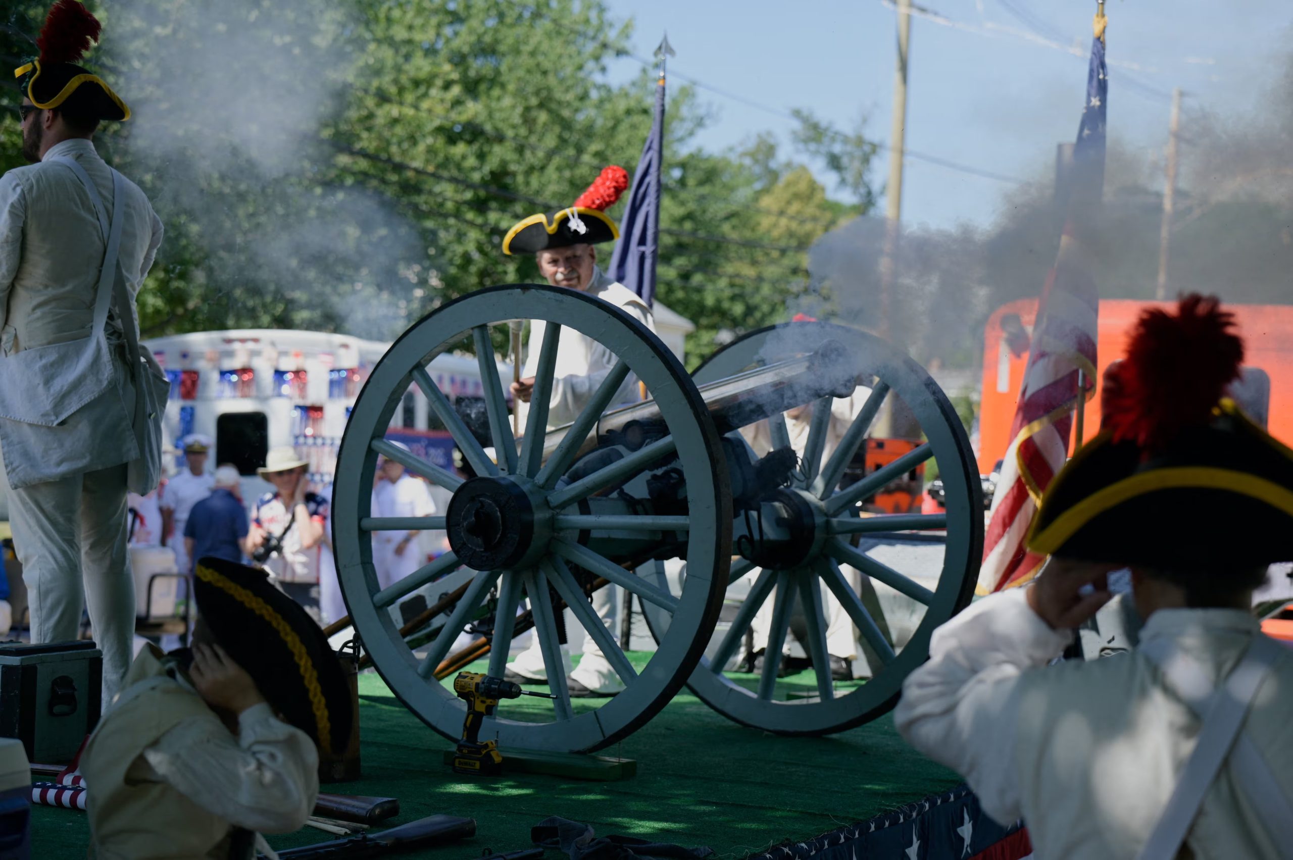 El Bristol Train of Artillery disparó un cañón para dar inicio al desfile militar, cívico y de bomberos en Bristol, Rhode Island (REUTERS/Daniel Sarch).