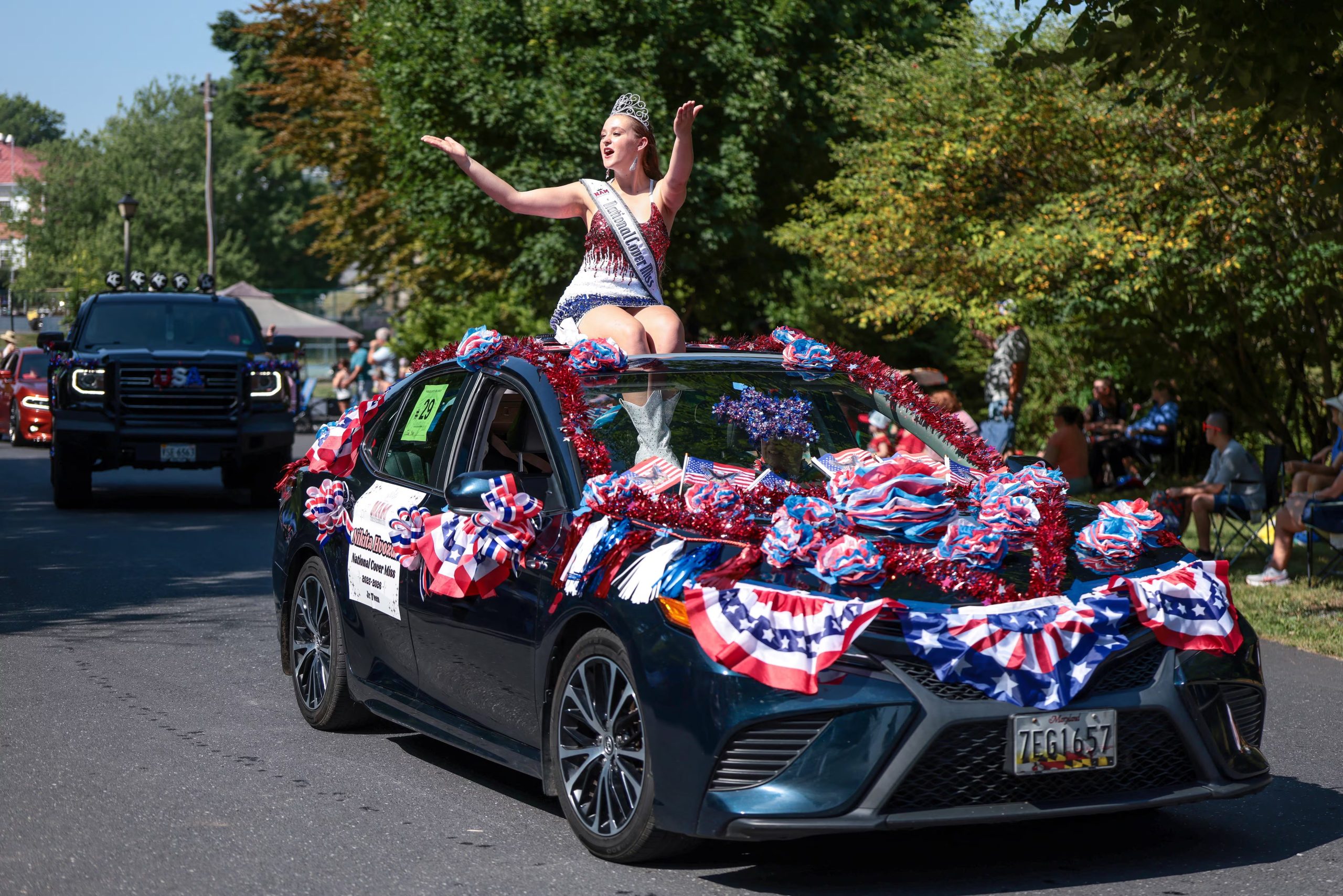 El desfile en Staunton, Virginia, contó con autos decorados y participantes que saludaron al público durante los festejos por el 250° aniversario de la independencia de Estados Unidos (REUTERS/Evelyn Hockstein).