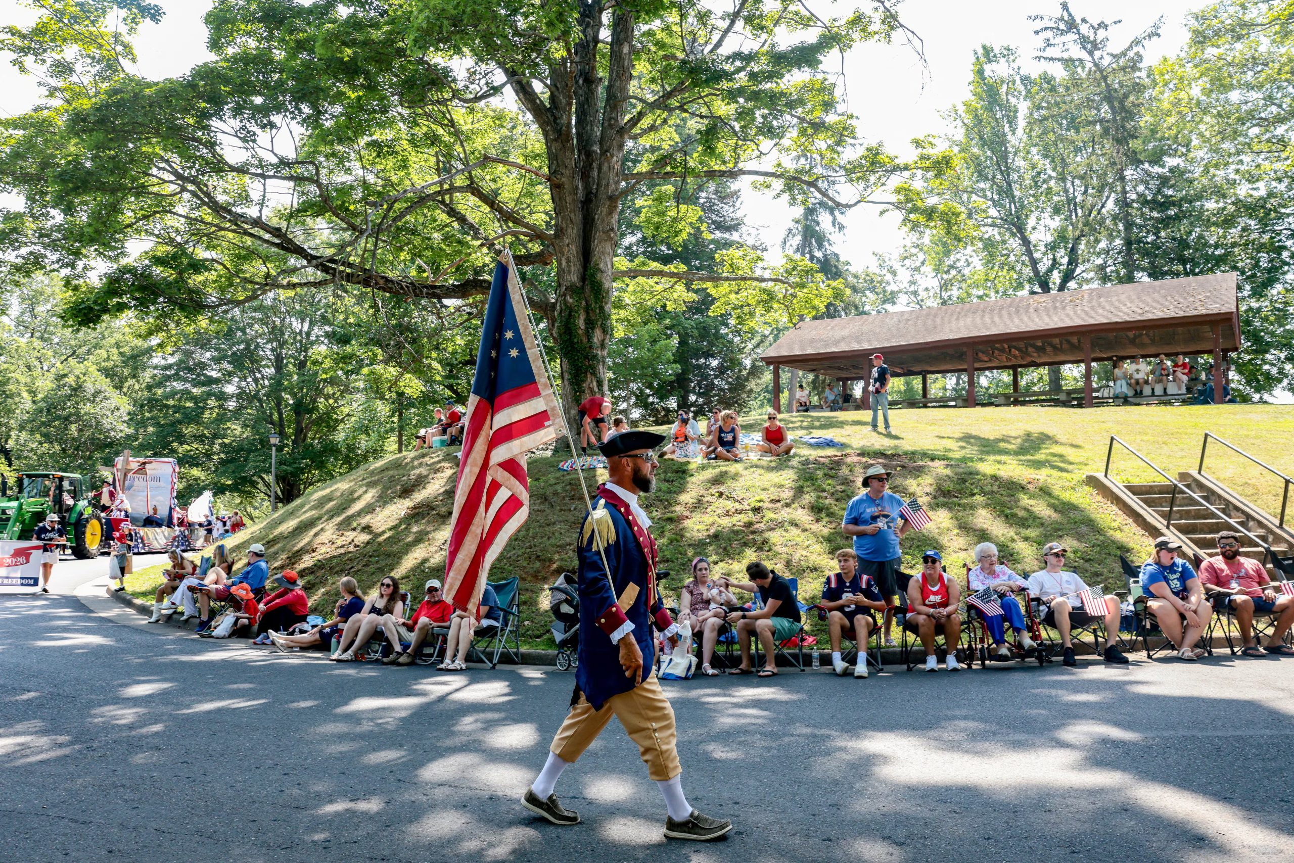 Recreadores históricos desfilaron con uniformes de soldados de la Guerra de Independencia en Staunton, Virginia (REUTERS/Evelyn Hockstein).