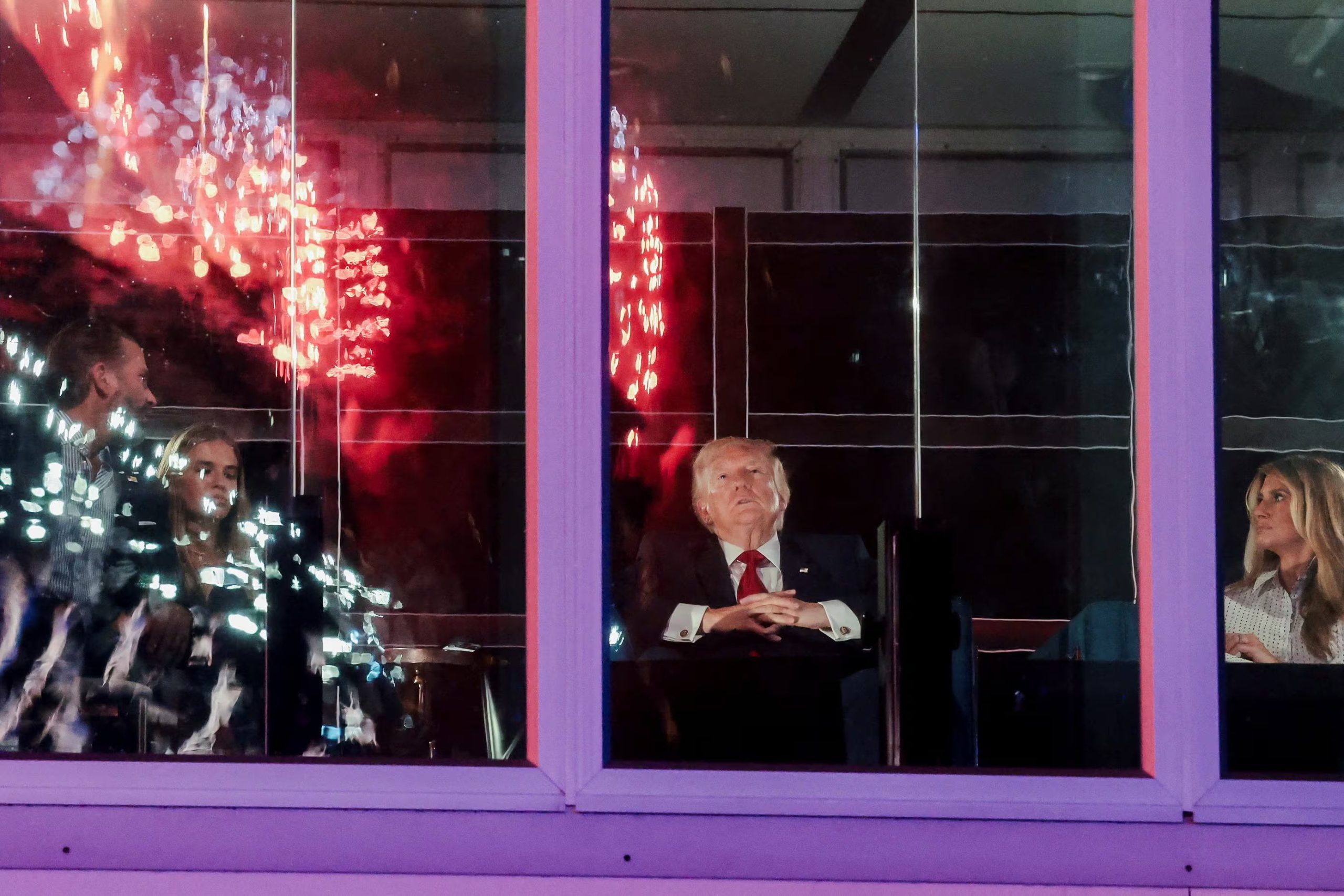 El presidente de Estados Unidos, Donald Trump, y la primera dama, Melania Trump, observan los fuegos artificiales durante el evento