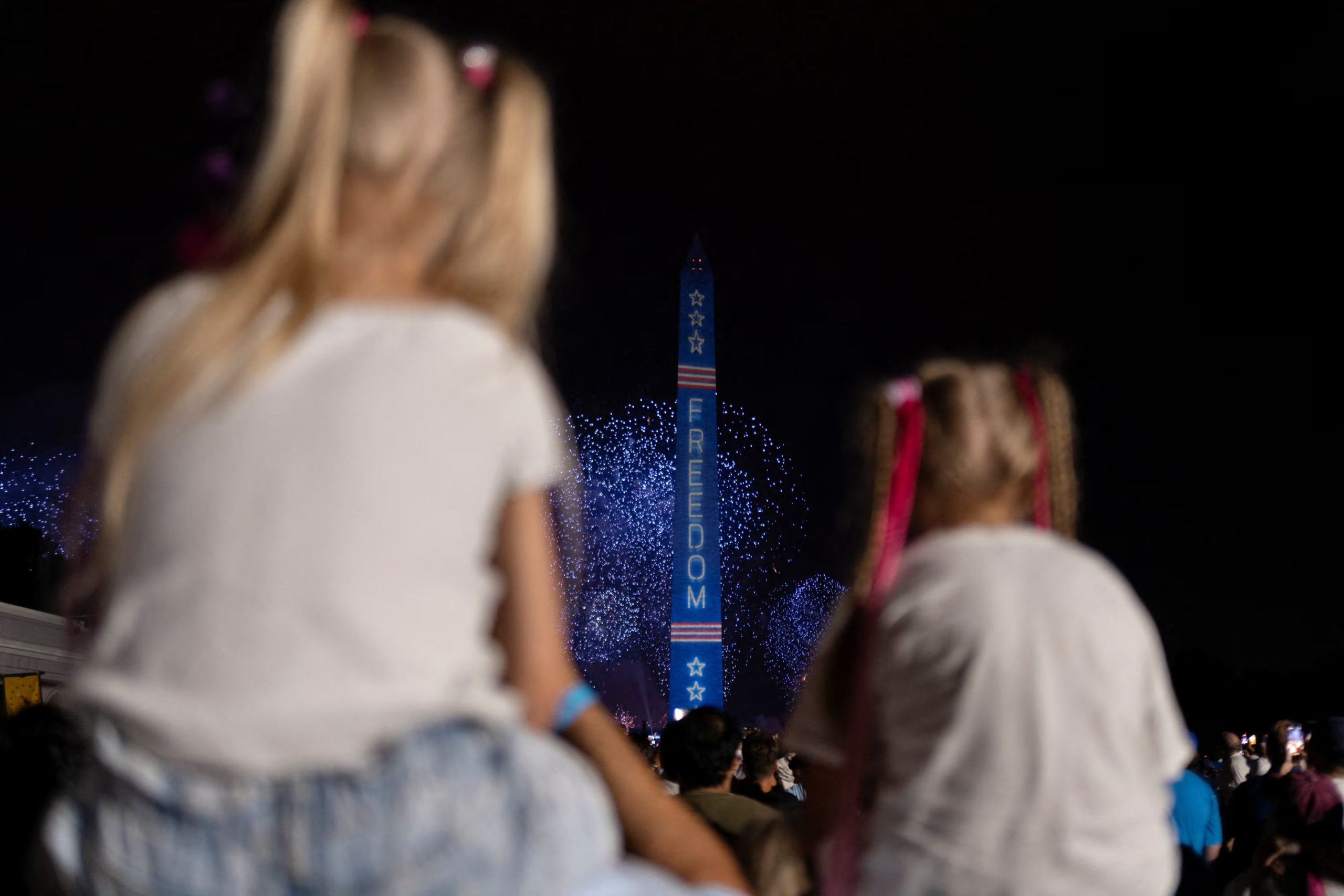 Personas observan un espectáculo de fuegos artificiales durante el evento «Freedom 250's Salute to America», en el que Estados Unidos celebra su 250.º aniversario el Día de la Independencia —intentando realizar el mayor despliegue pirotécnico de la historia con 850.000 fuegos artificiales— en Washington D. C., Estados Unidos, el 5 de julio de 2026 (REUTERS/Cheney Orr)