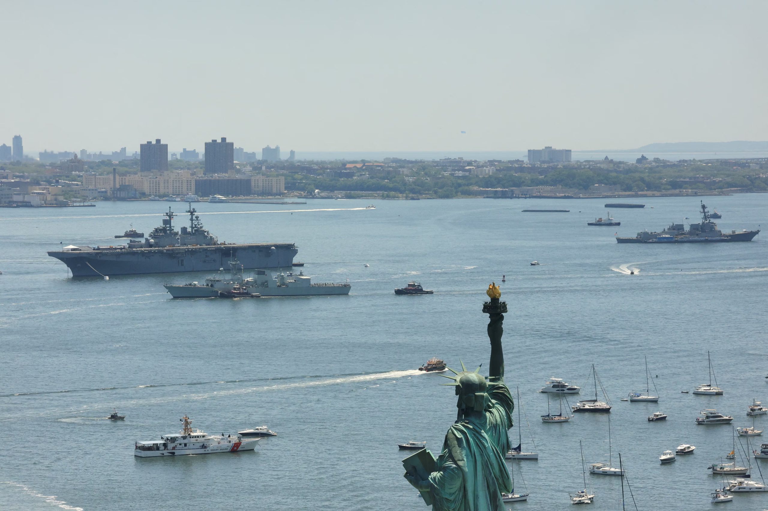 Nueva York fue el escenario del desfile náutico y aéreo Sail4th 250 para celebrar el 4 de julio (REUTERS/Brendan McDermid).