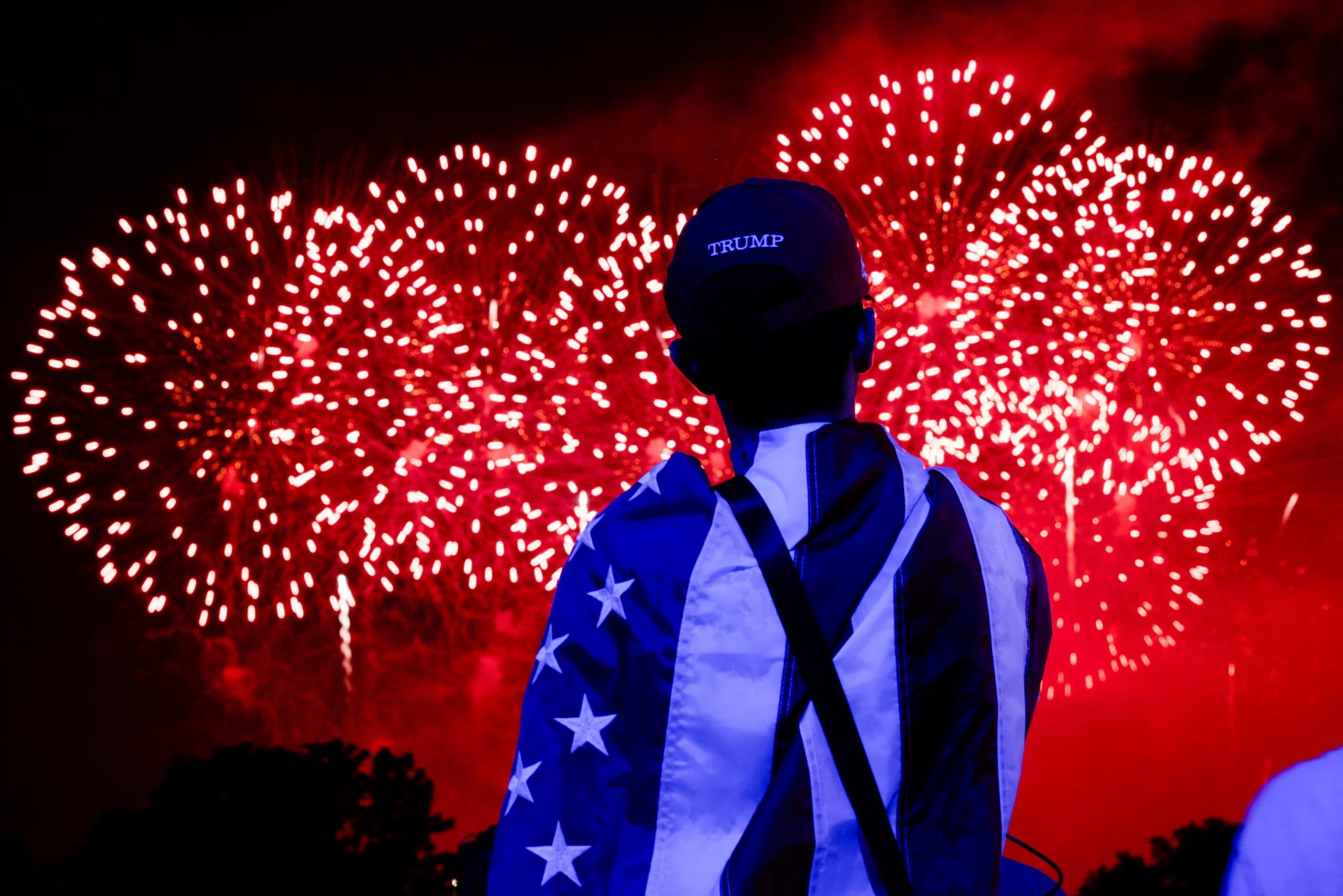Una persona observa un espectáculo de fuegos artificiales en Washington D. C., Estados Unidos, el 5 de julio de 2026 (REUTERS/Evan Vucci)