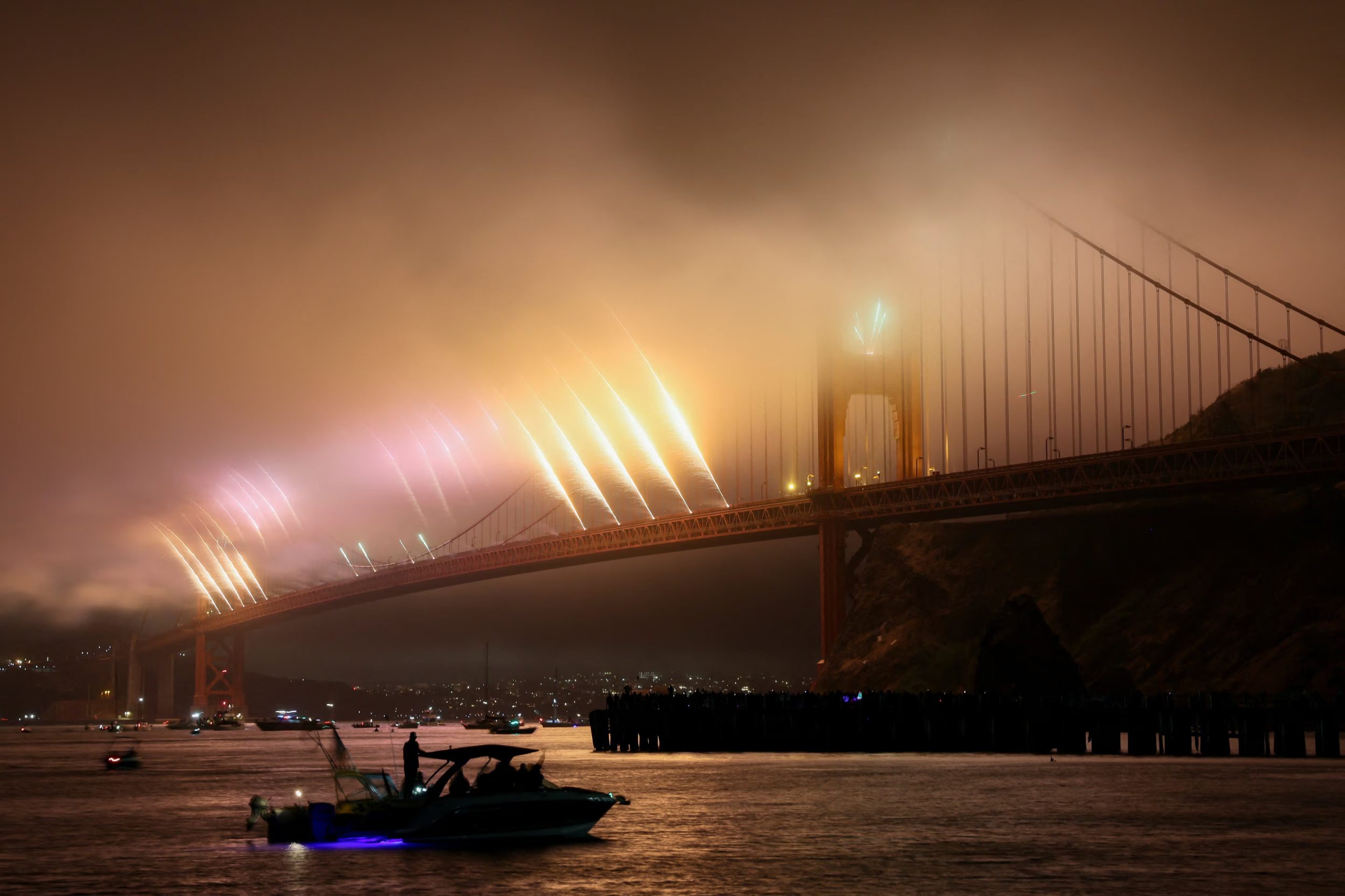 Fuegos artificiales iluminan el cielo sobre el puente Golden Gate con motivo del 250.º aniversario de Estados Unidos en el Día de la Independencia, en San Francisco, California (EE. UU.), el 4 de julio de 2026 (REUTERS/Manuel Orbegozo)