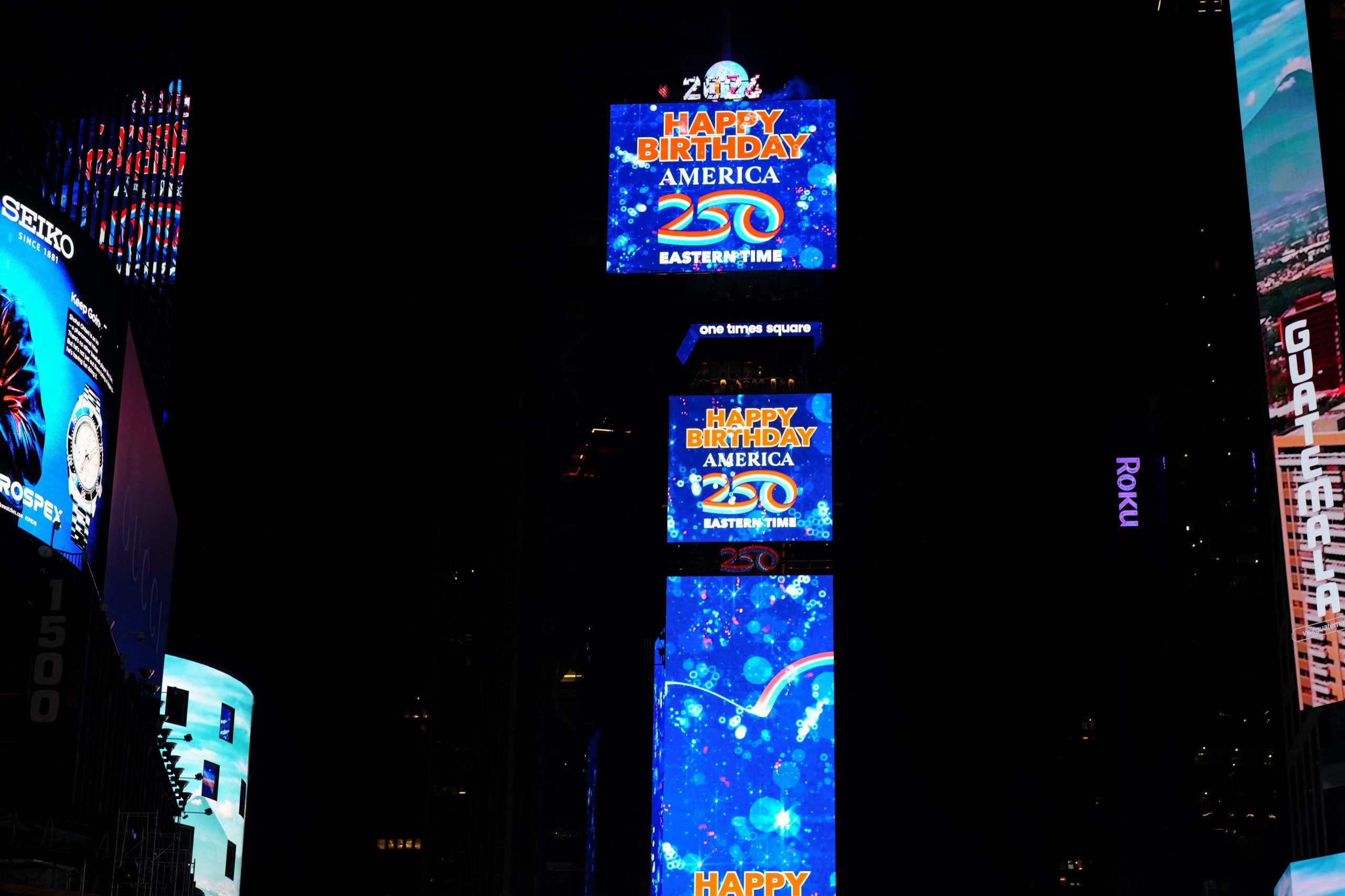 El 4 de julio comenzó con la caída de la icónica bola de Times Square por el 250 aniversario del Día de la Independencia (REUTERS/Angelina Katsanis).