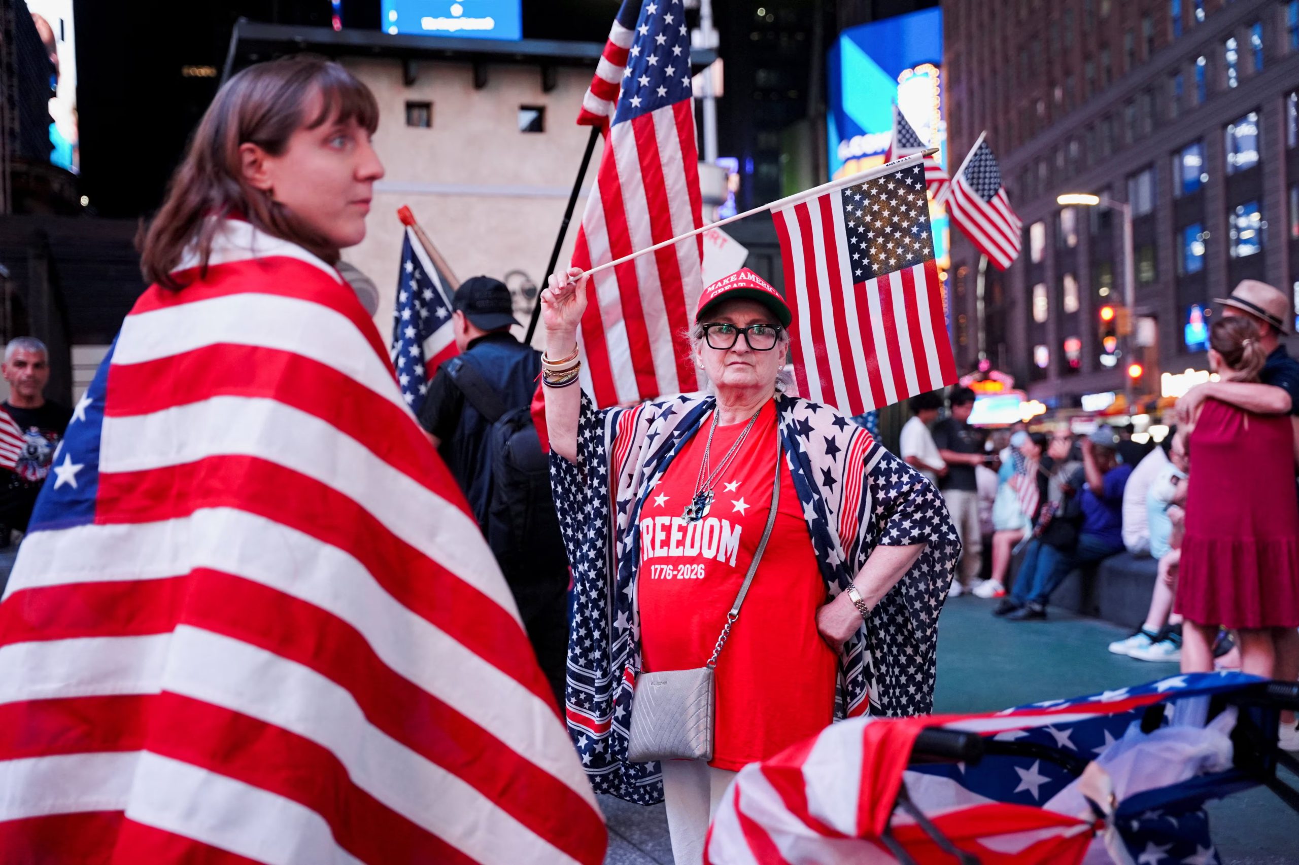 Como si fuera año nuevo, la gente se congregó en Times Square para ver la caída de la bola y festejar el comienzo del 4 de julio (REUTERS/Angelina Katsanis).
