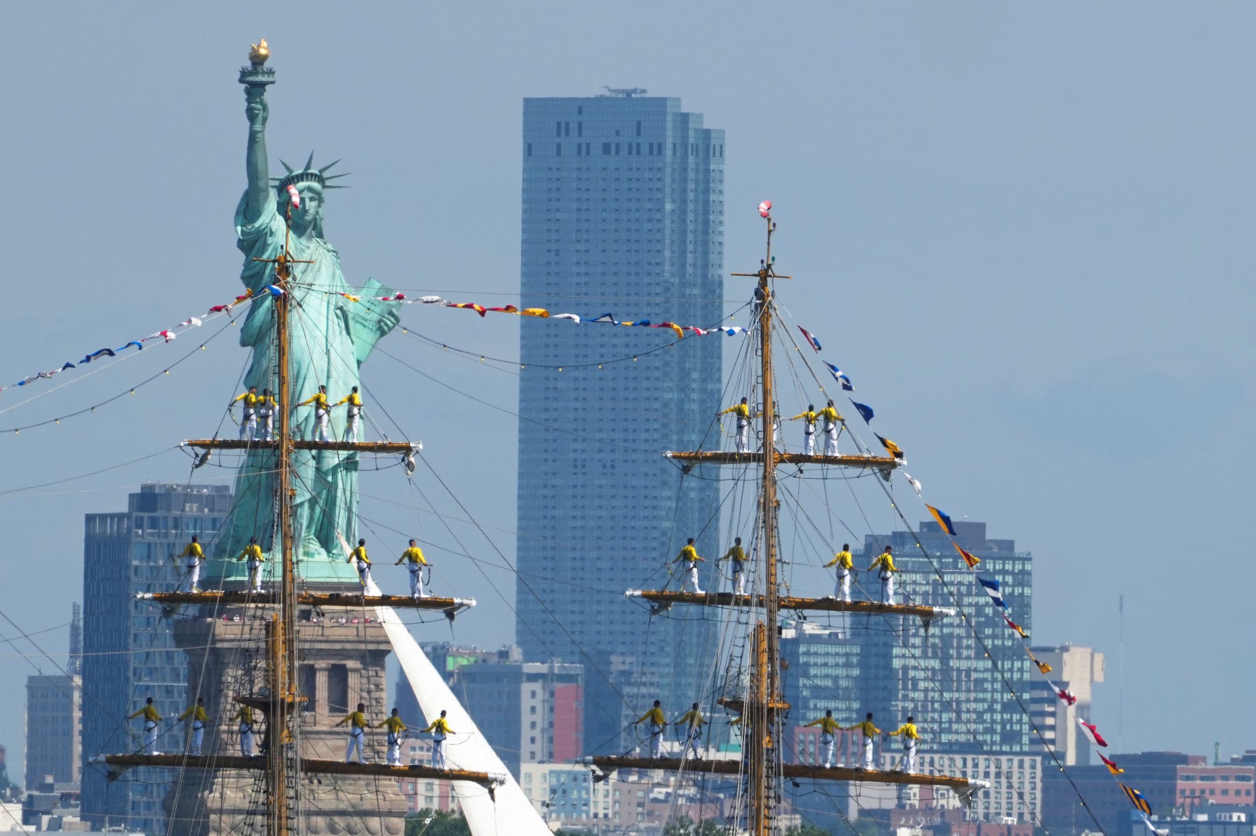 Unos 20.000 marineros, 80 barcos, 40 veleros de gran tamaño, 32 buques de guerra y cerca de 200 aeronaves militares protagonizaron el Sail4th 250 en el cielo y el puerto de Nueva York (REUTERS/David Dee Delgado).
