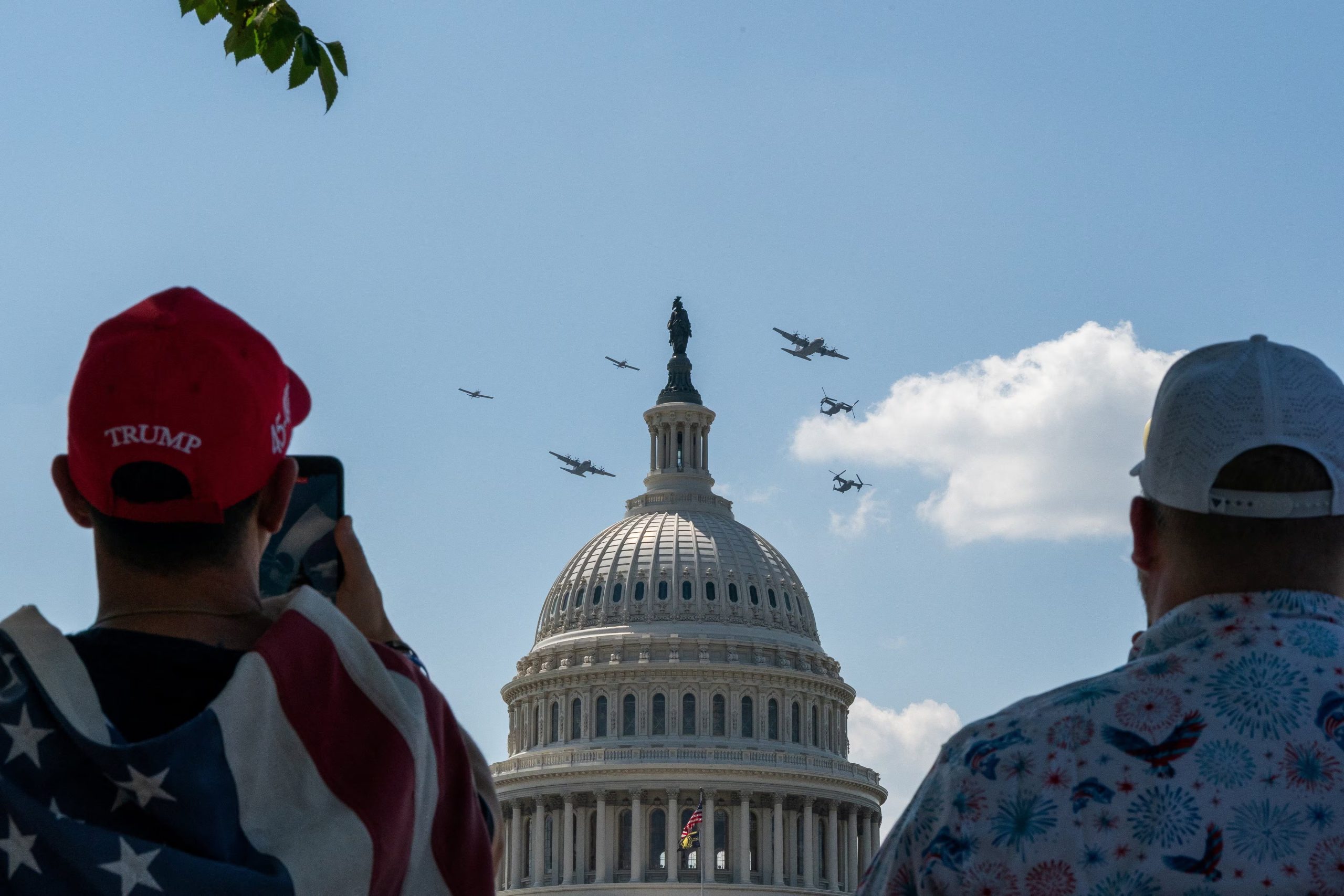 Un escuadrón de la Fuerza Aérea de Estados Unidos sobrevoló las inmediaciones del Capitolio durante el evento Salute to America (REUTERS/Elizabeth Frantz).